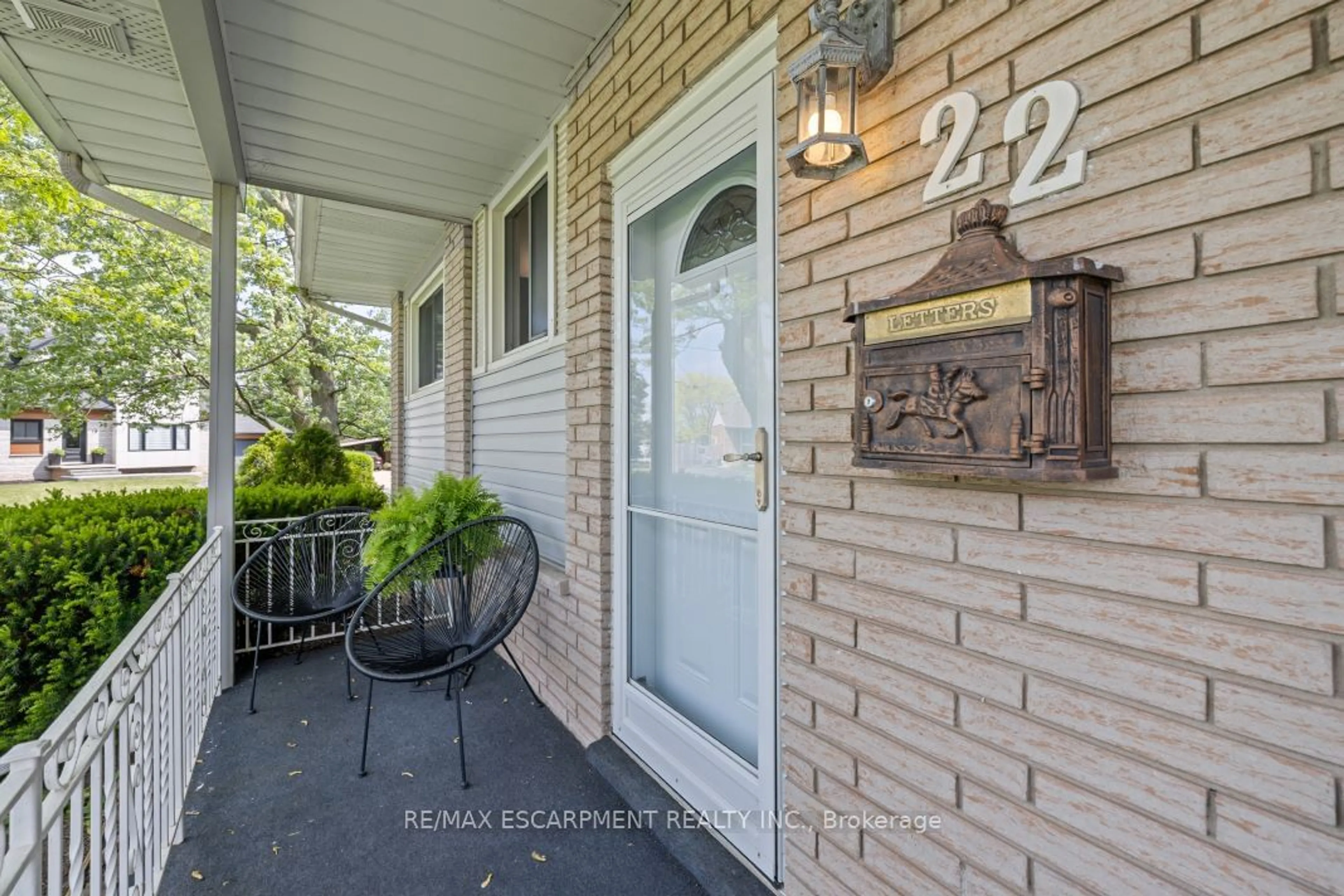 Indoor entryway for 22 Woodlawn Dr, Grimsby Ontario L3M 3T7