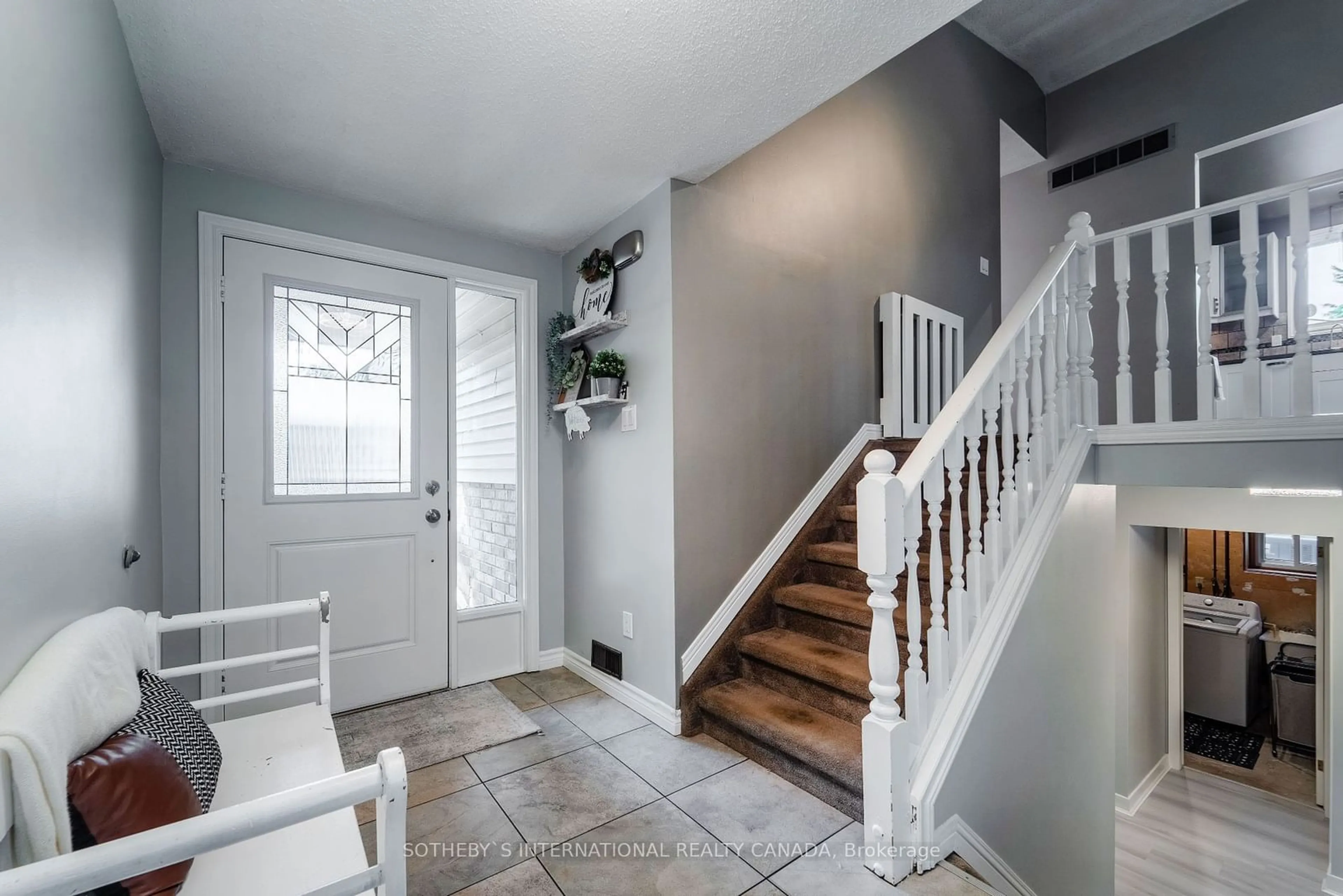 Indoor entryway for 10 McMaster Dr, Haldimand Ontario N3W 1G9