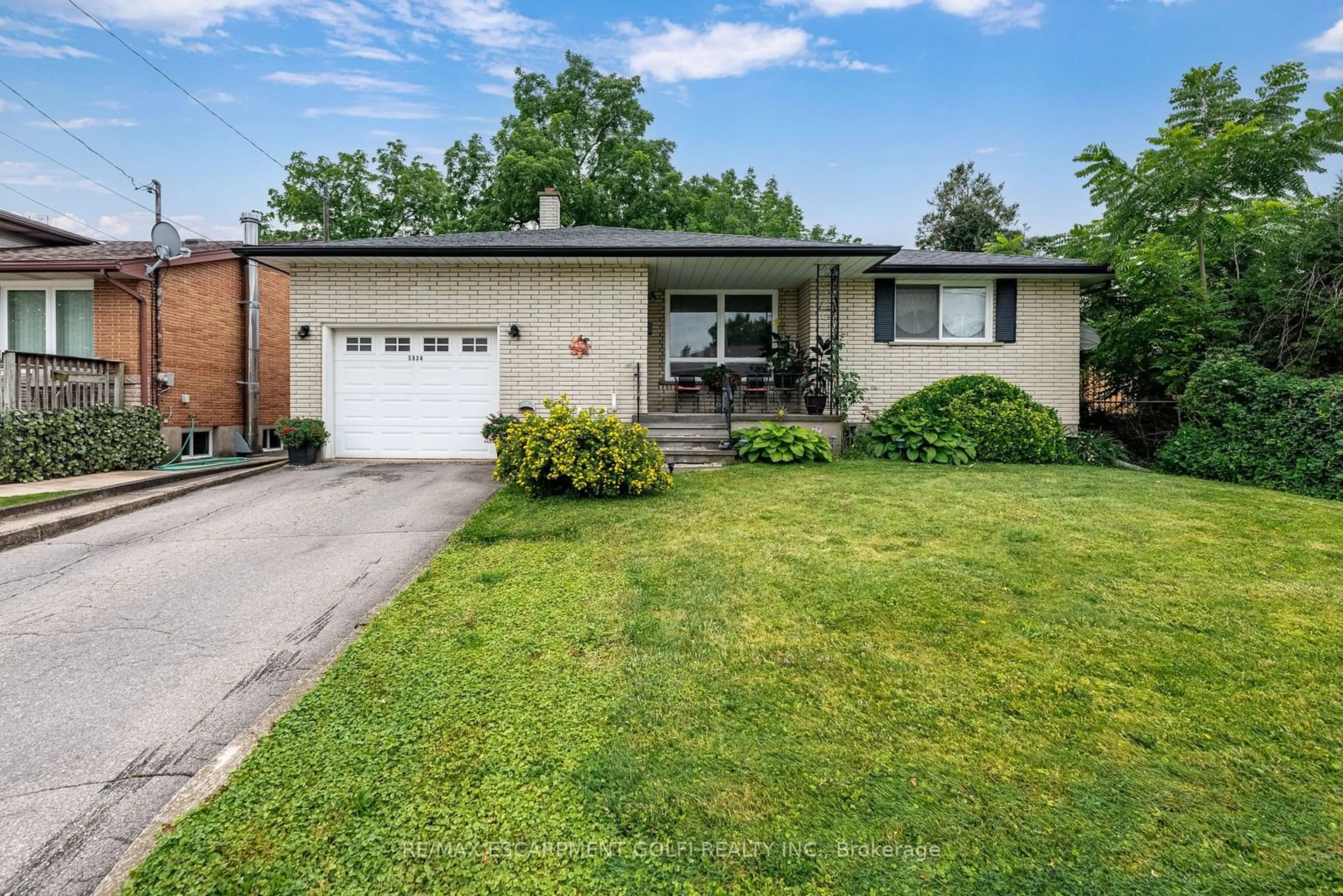 Frontside or backside of a home for 5934 North St, Niagara Falls Ontario L2G 1J8