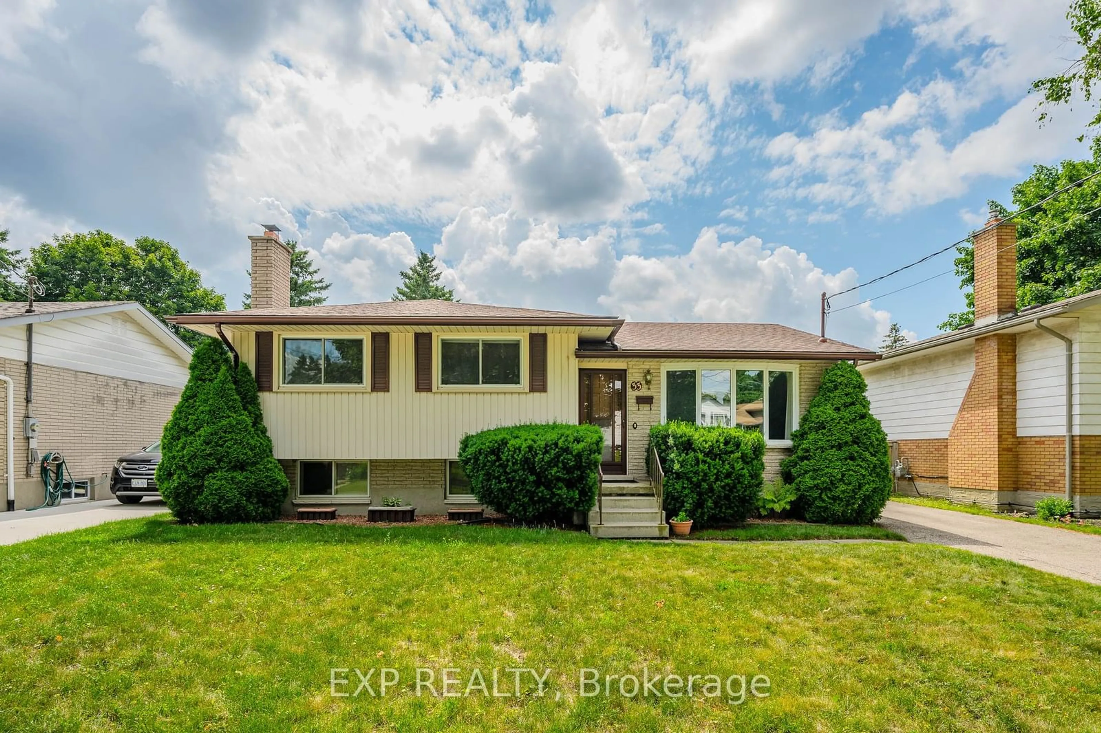 Frontside or backside of a home for 33 Golfview Rd, Guelph Ontario N1E 1A5
