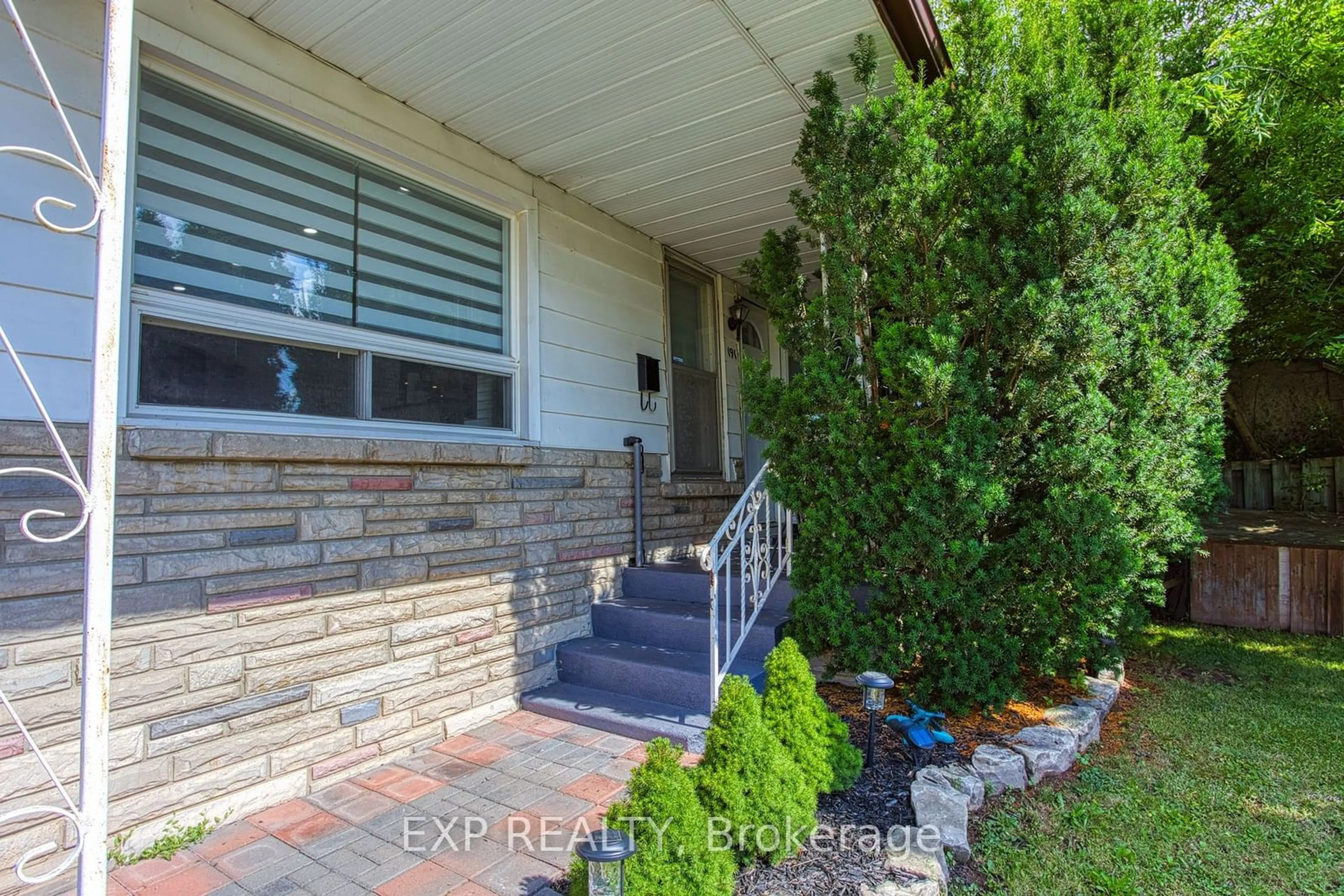 Home with brick exterior material for 191 Margaret Ave, Hamilton Ontario L8E 2H6