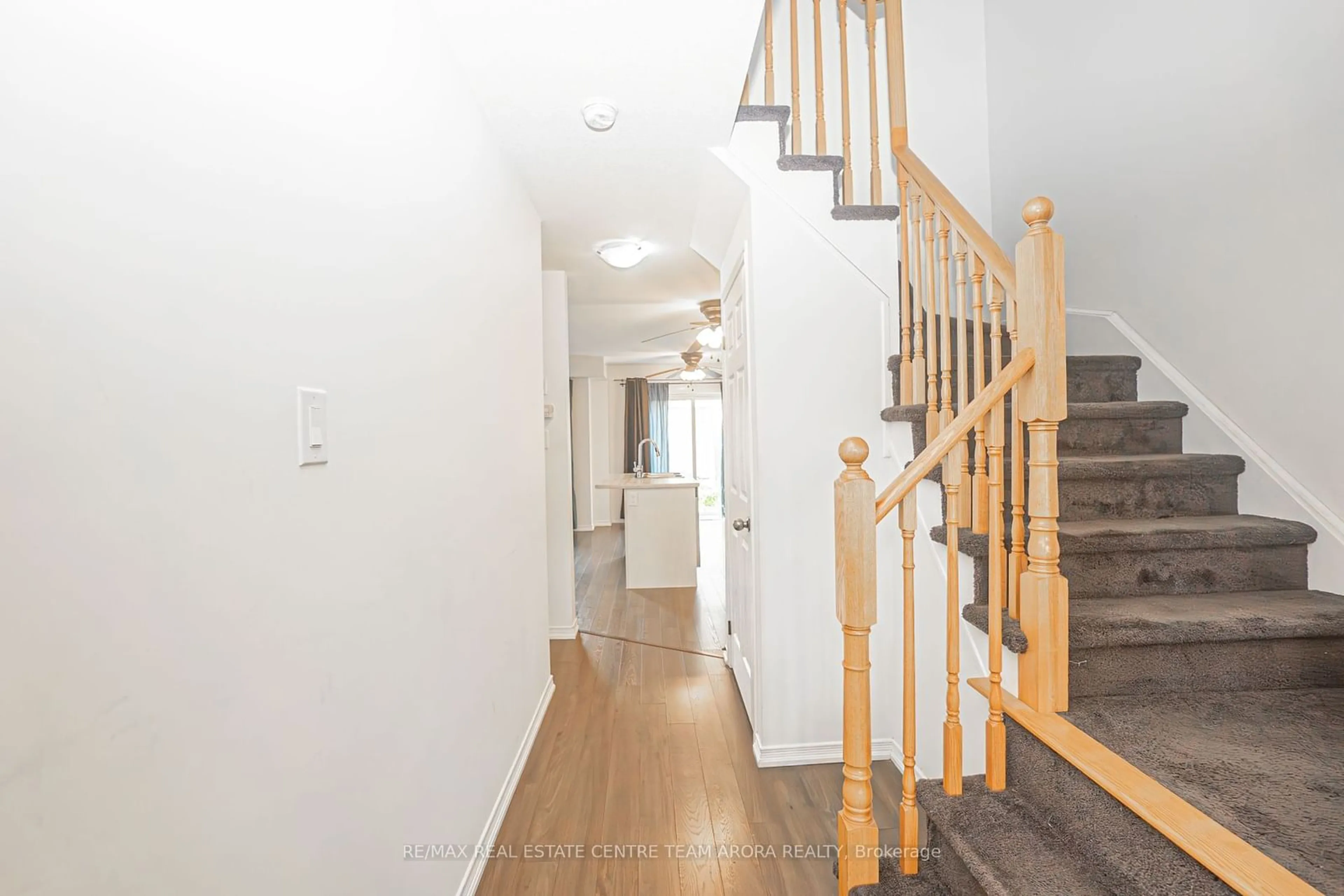 Indoor foyer for 8544 Nightshade St, Niagara Falls Ontario L2H 2Y6