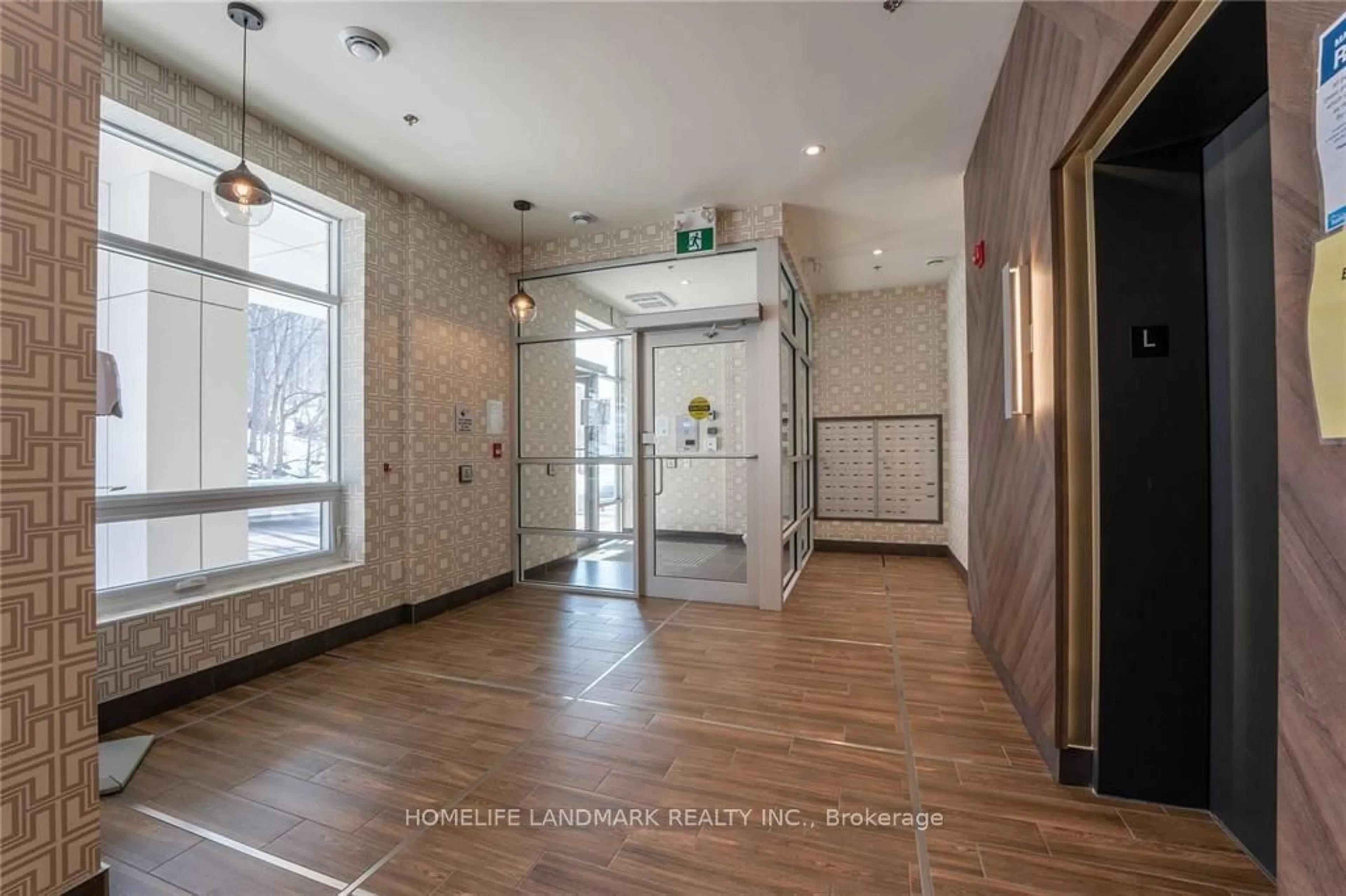 Indoor foyer for 455 Charlton Ave #210, Hamilton Ontario L8N 0B2