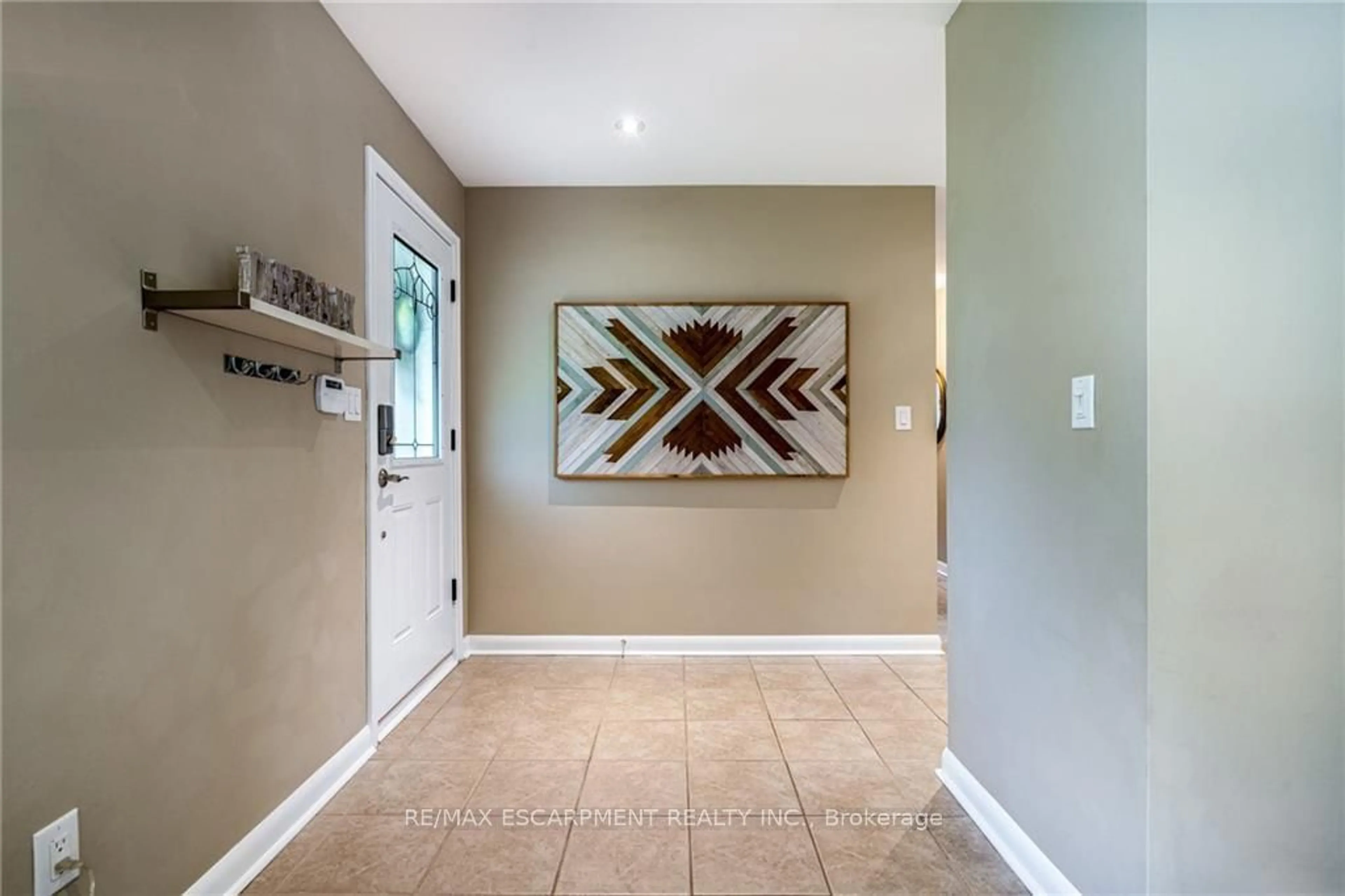 Indoor entryway for 30 Rosewood Ave, Welland Ontario L3C 4A7