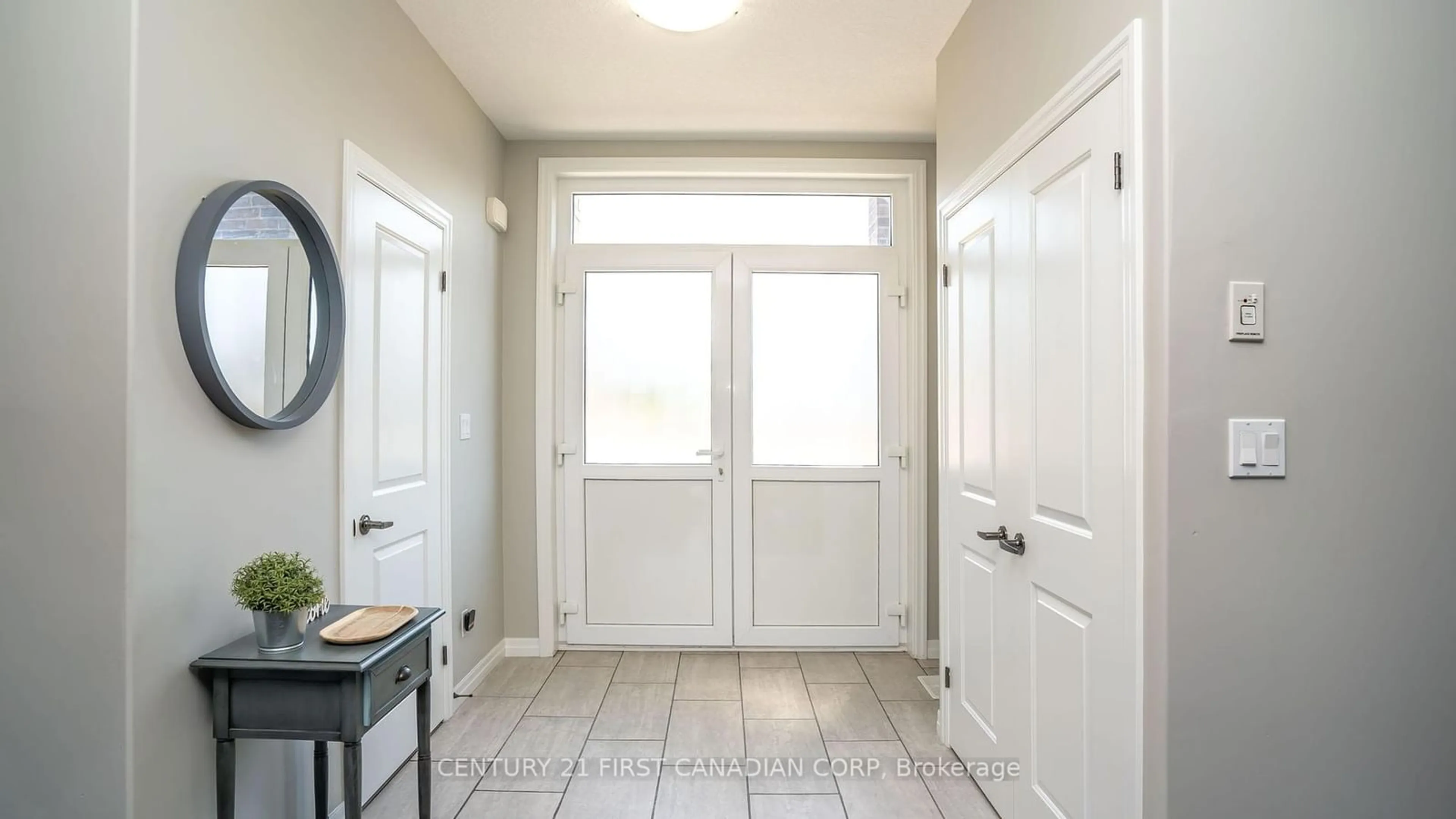 Indoor entryway for 724 Jackpine Way, London Ontario N5X 3Z1