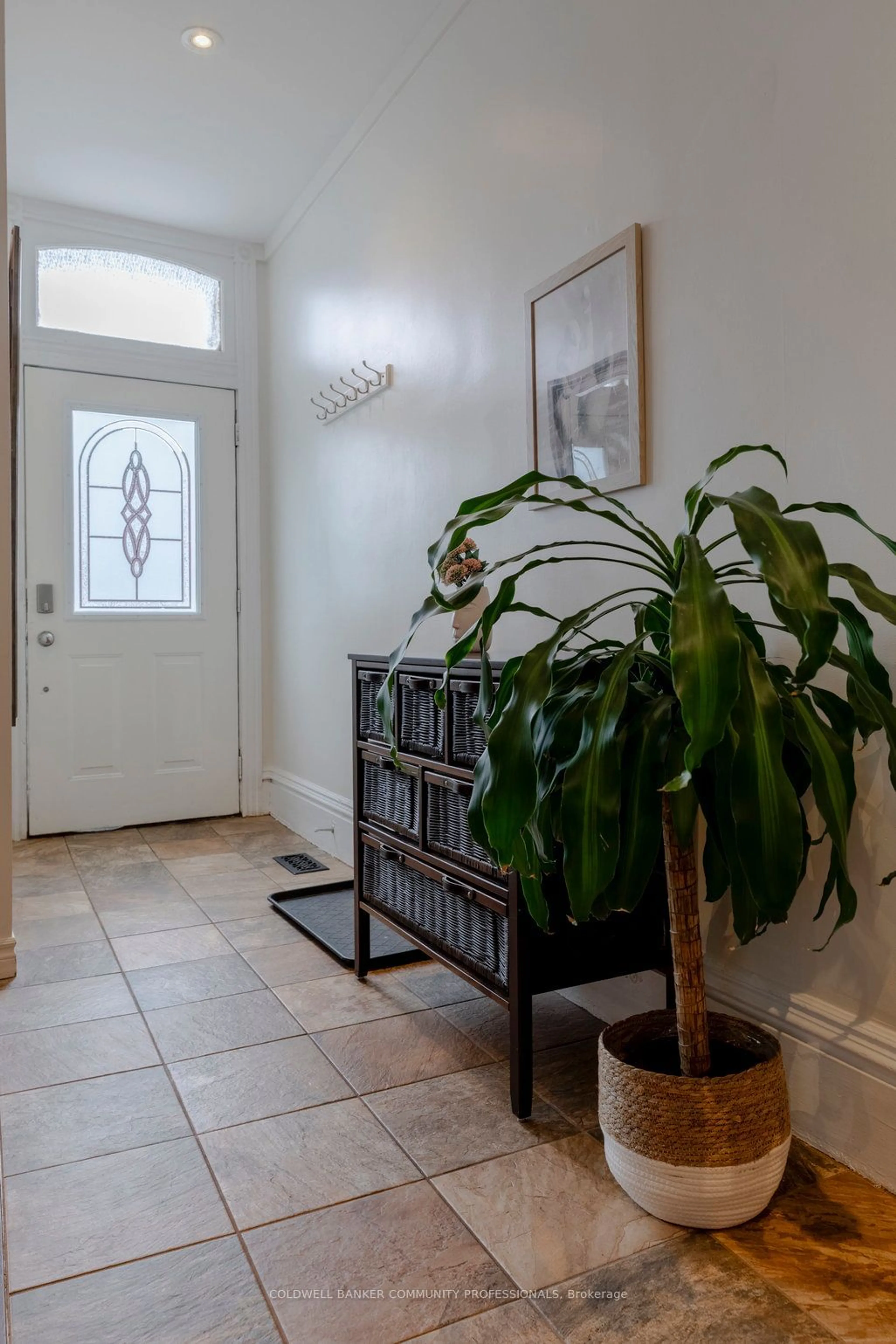 Indoor entryway for 115 Murray St, Hamilton Ontario L8L 3G3