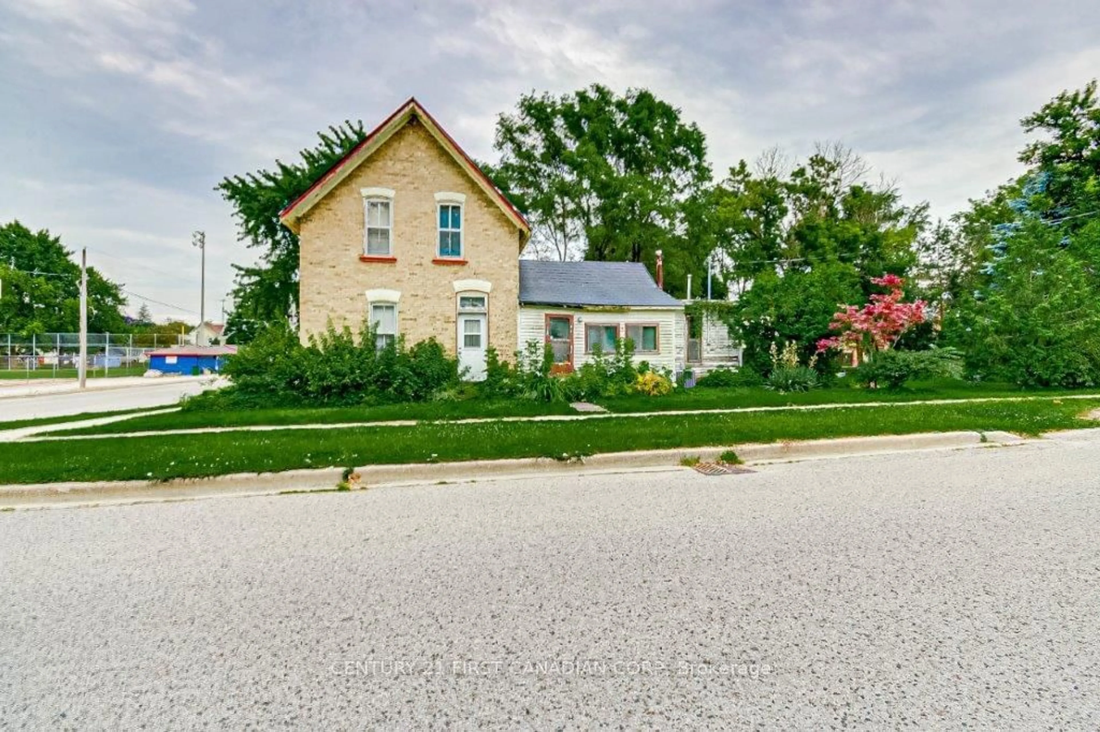 Street view for 558 Niagara St, Plympton-Wyoming Ontario N0N 1T0