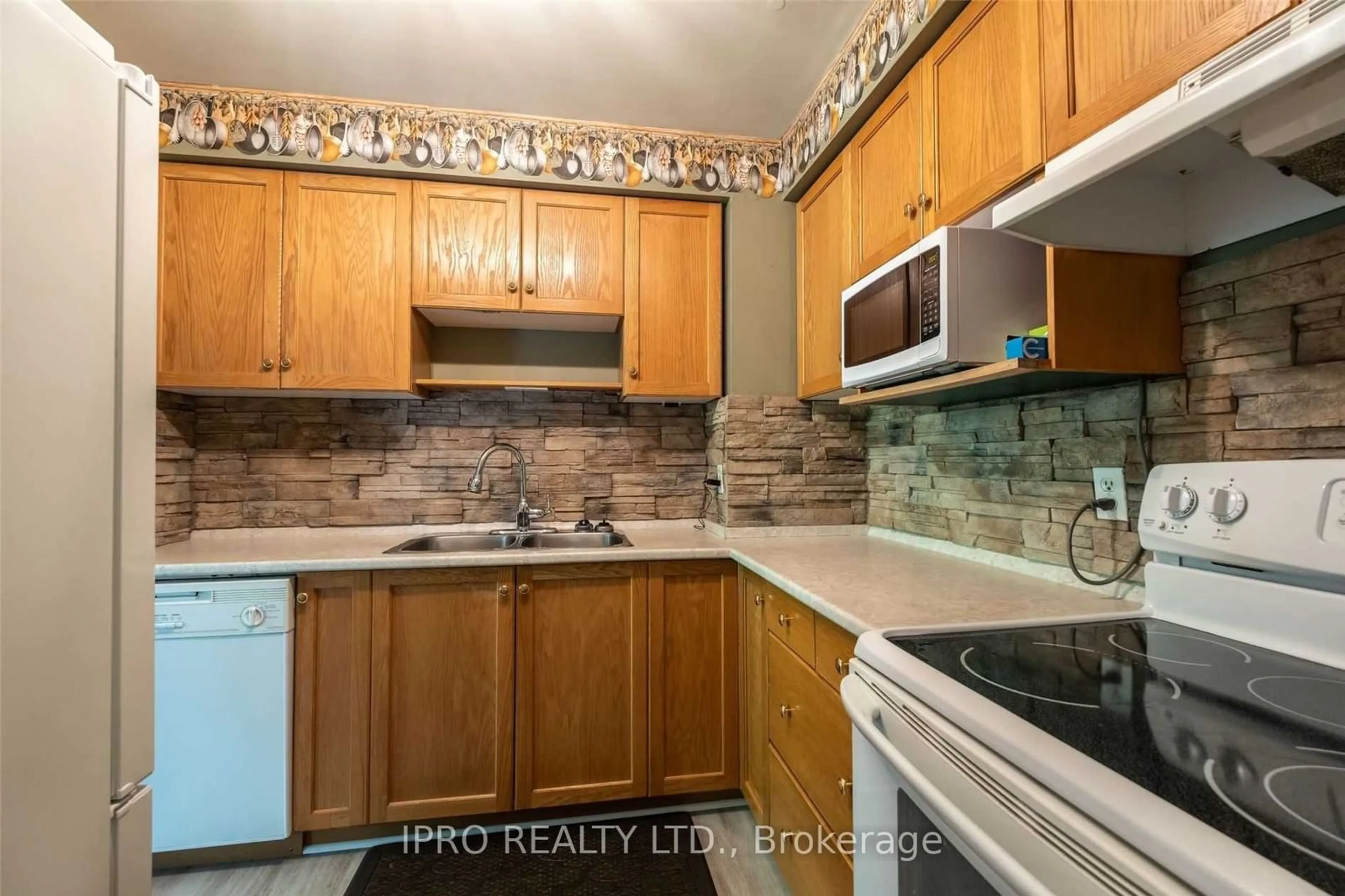 Standard kitchen for 286 Cushman Rd #15, St. Catharines Ontario L2M 7X7