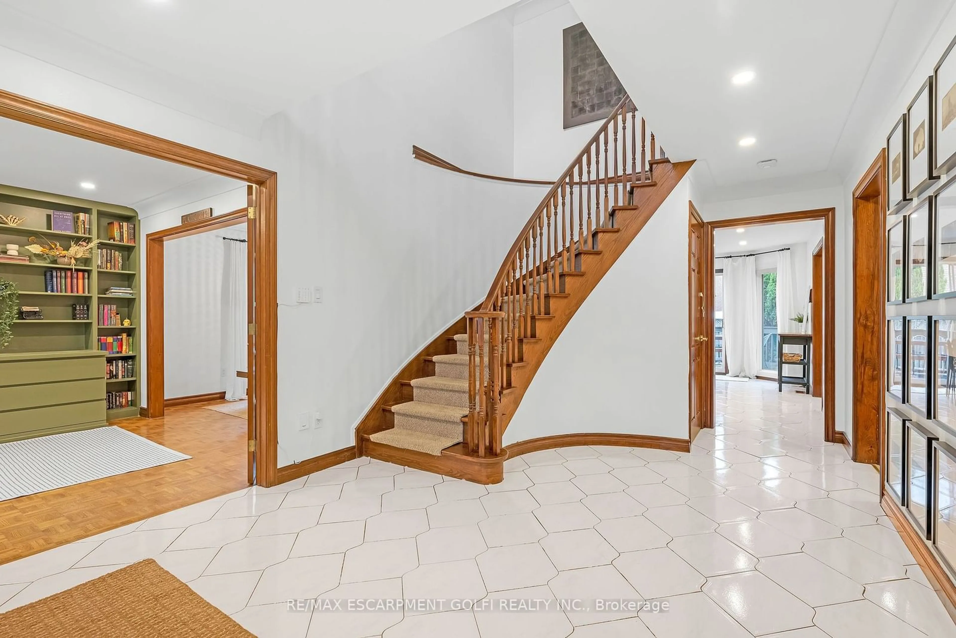 Indoor foyer for 74 Trieste Pl, Hamilton Ontario L9B 2C5