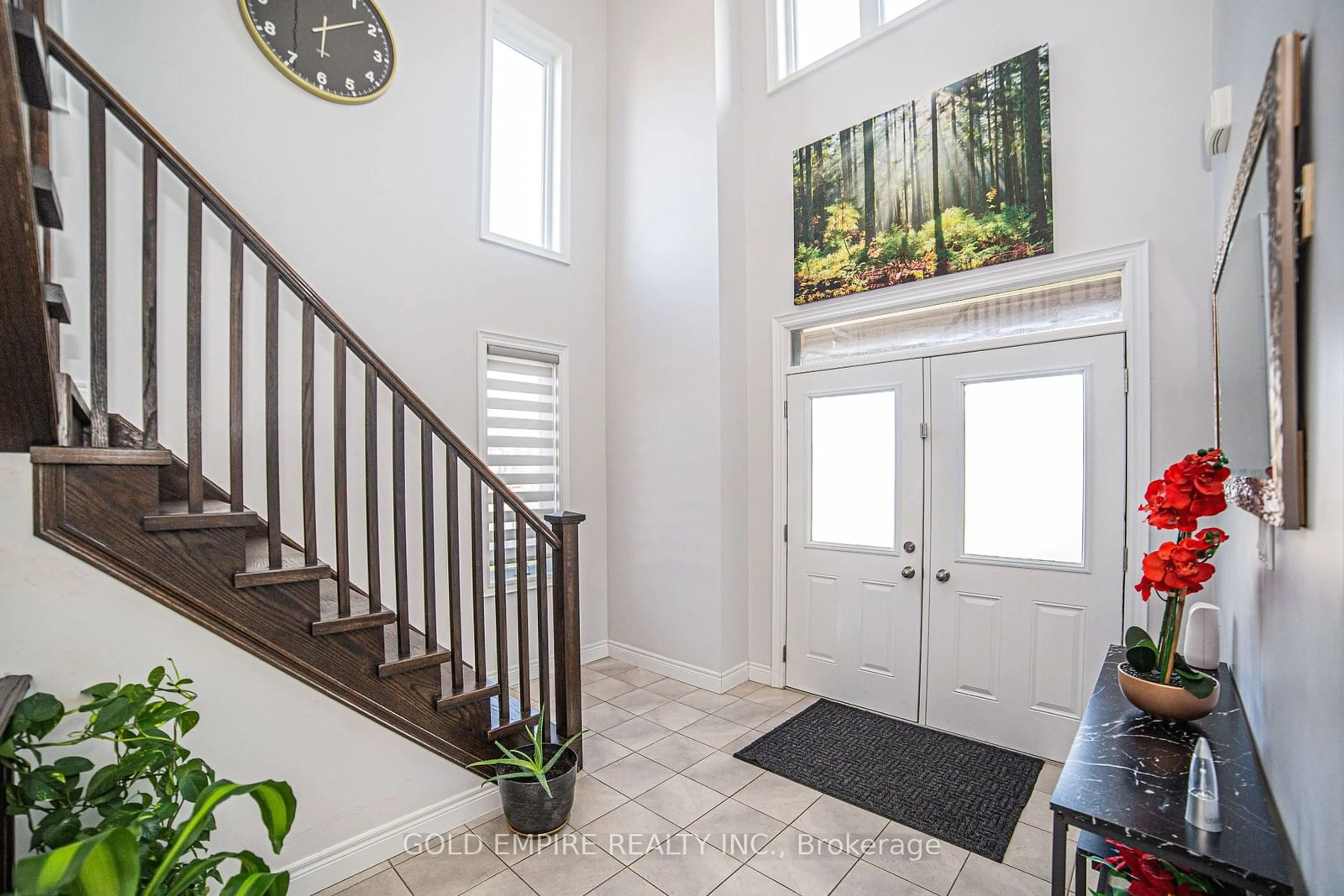 Indoor entryway for 2564 HOLBROOK Dr, London Ontario N6M 5E0