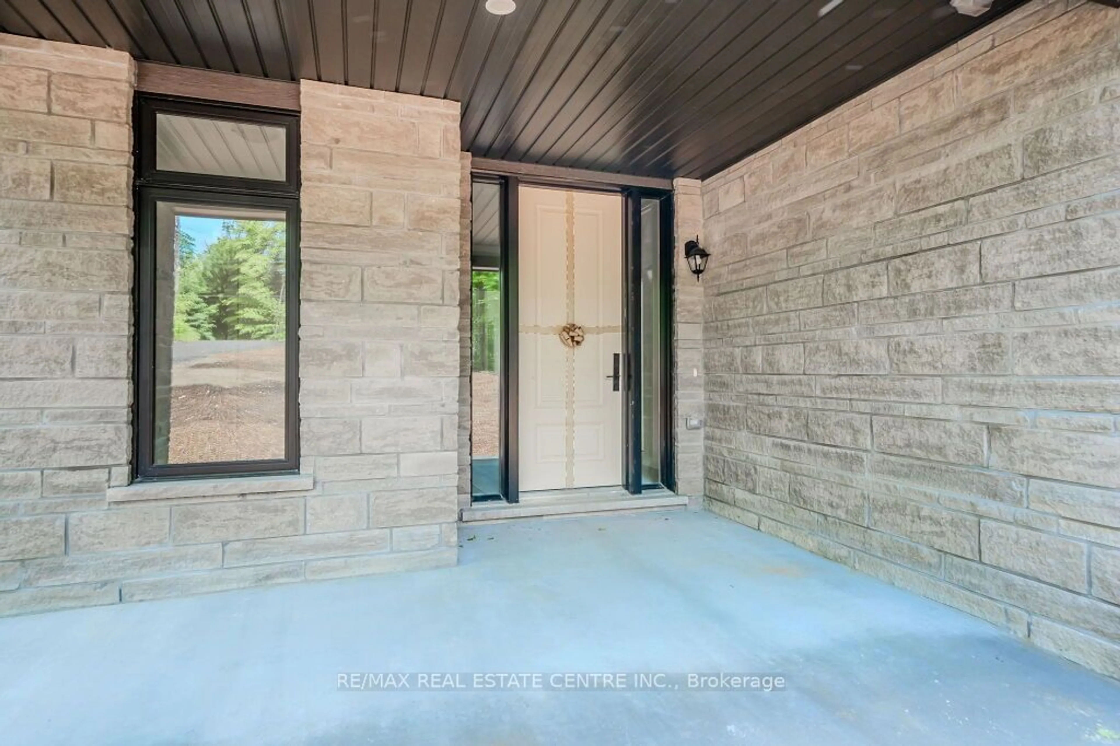 Indoor entryway for 1009 Boyne Ridge Crt, Lake of Bays Ontario P1H 2J6