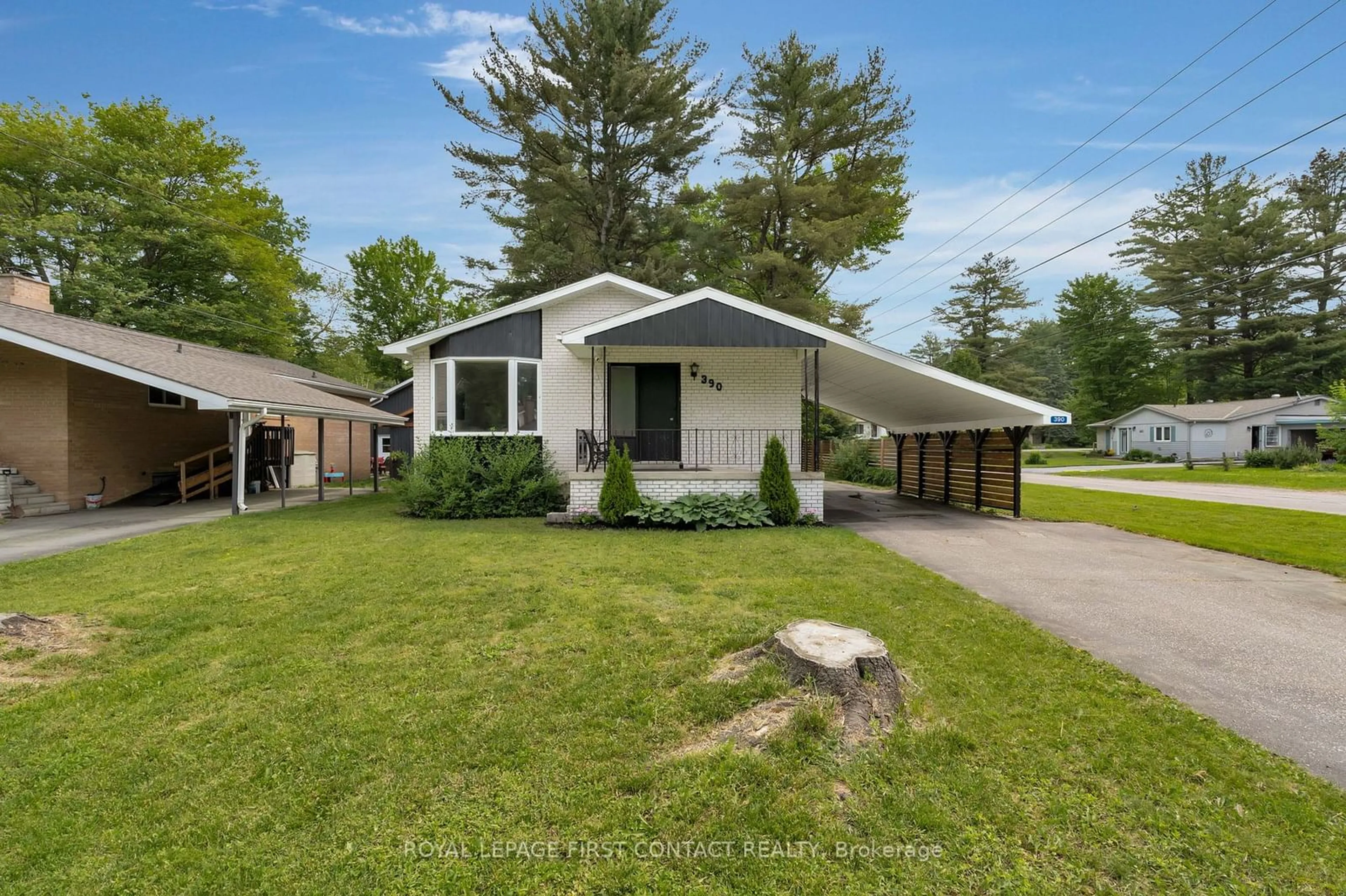 Frontside or backside of a home for 390 Crescent Dr, Gravenhurst Ontario P1P 1L2