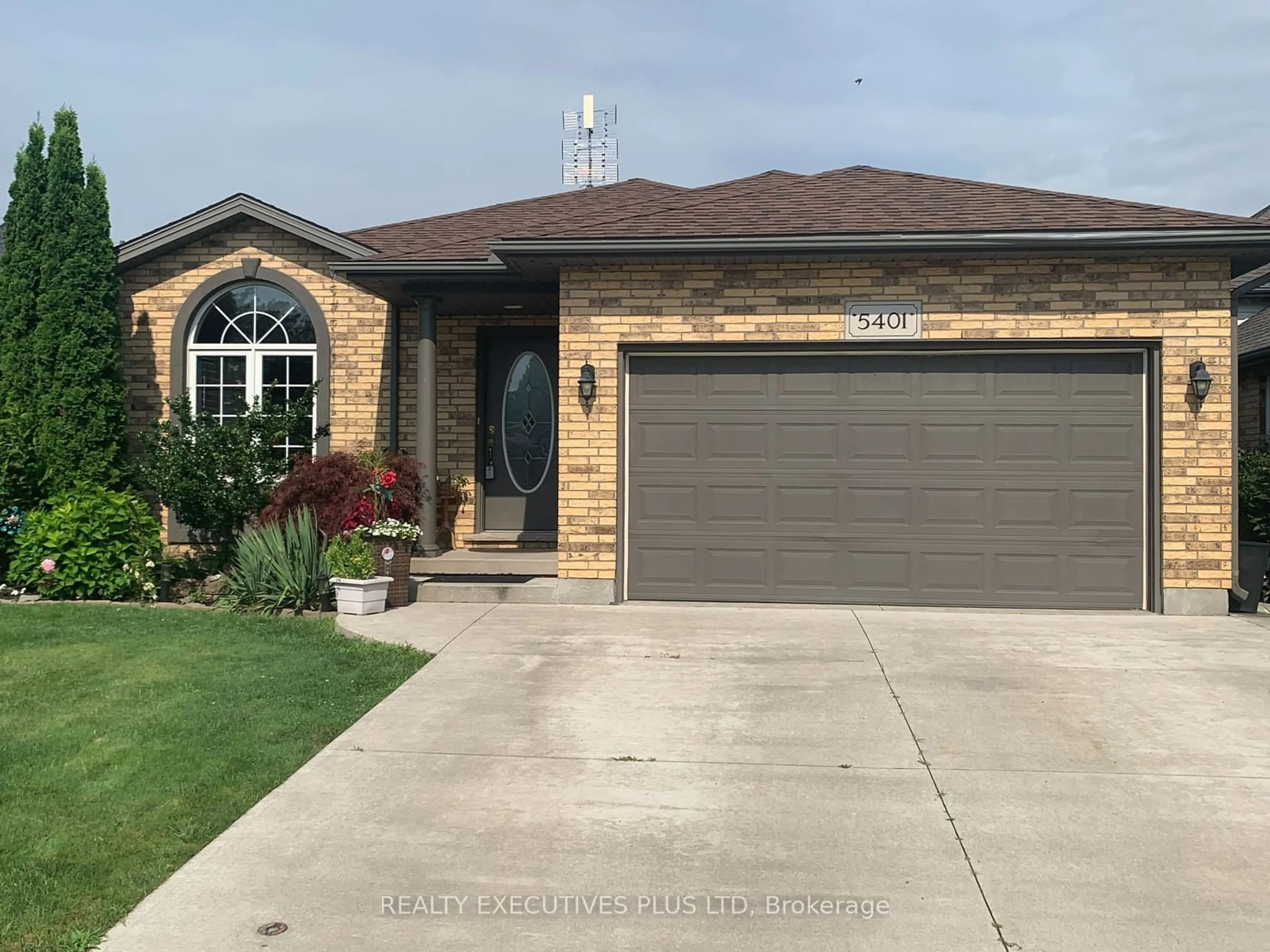 Frontside or backside of a home for 5401 Beaver Valley Way, Niagara Falls Ontario L2H 3K4