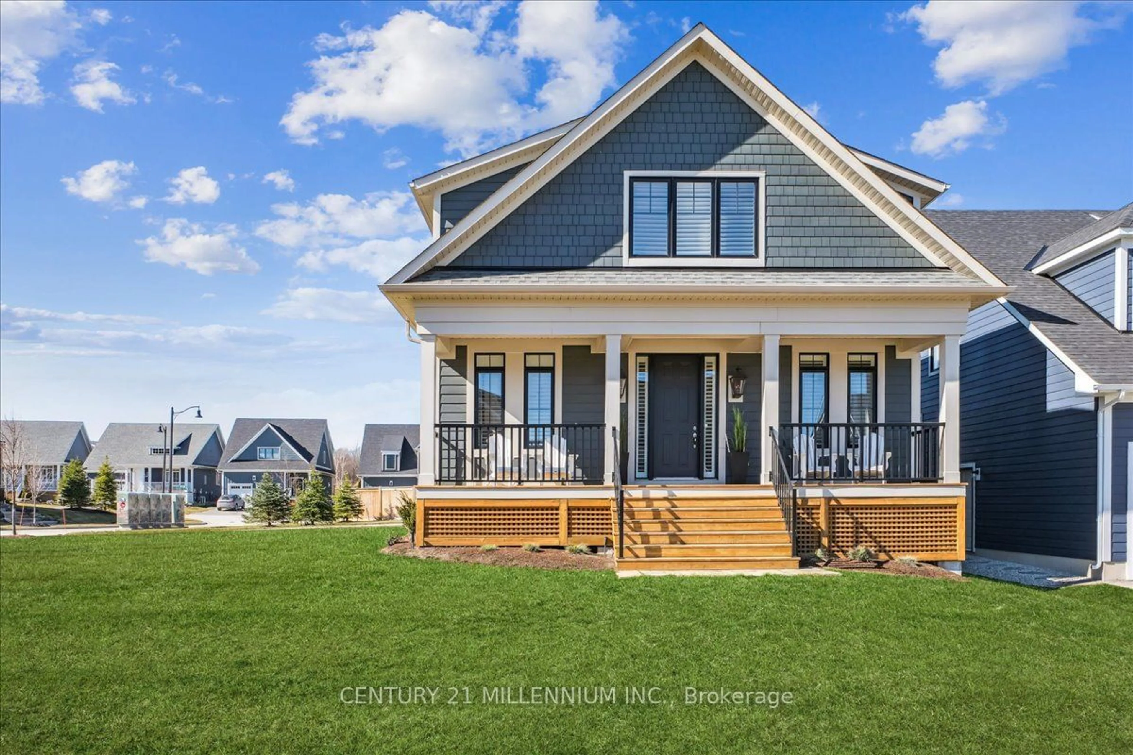 Frontside or backside of a home for 102 White Oak Cres, Blue Mountains Ontario L9Y 0Z3