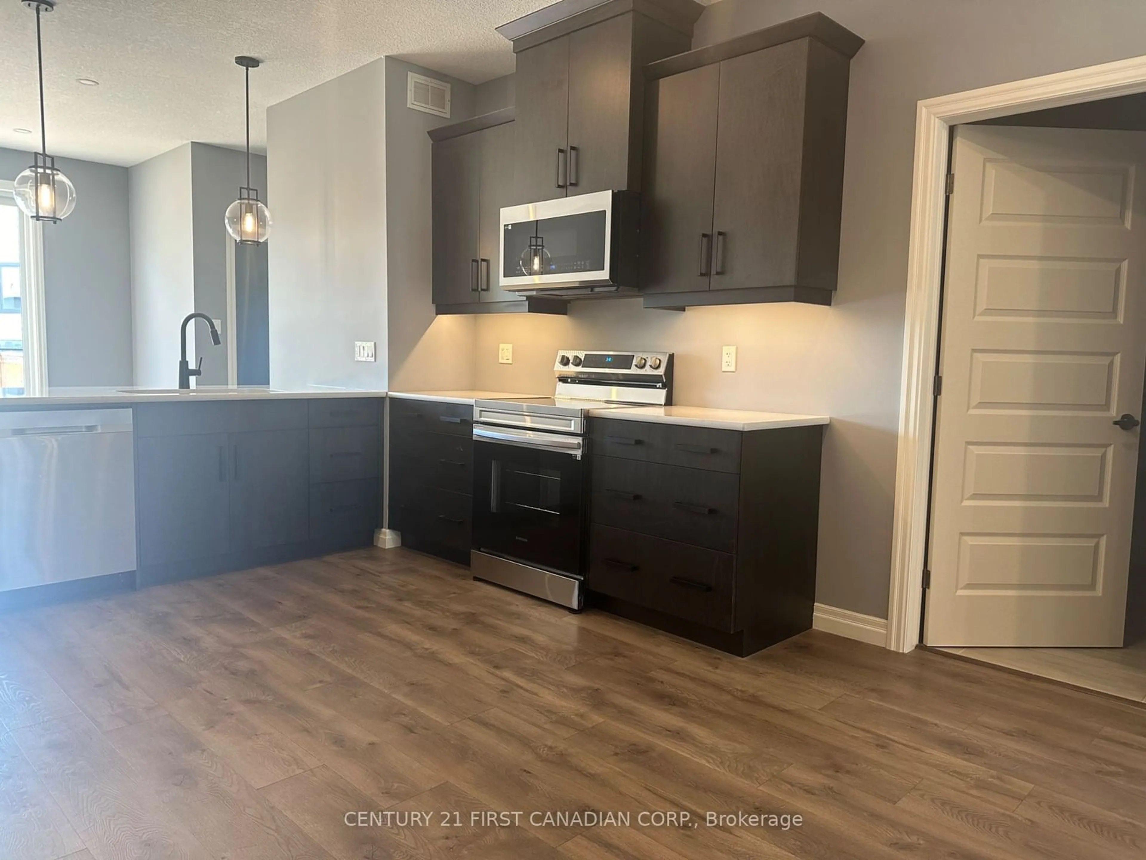 Standard kitchen for 569 Freeport St, London Ontario N6G 5B1