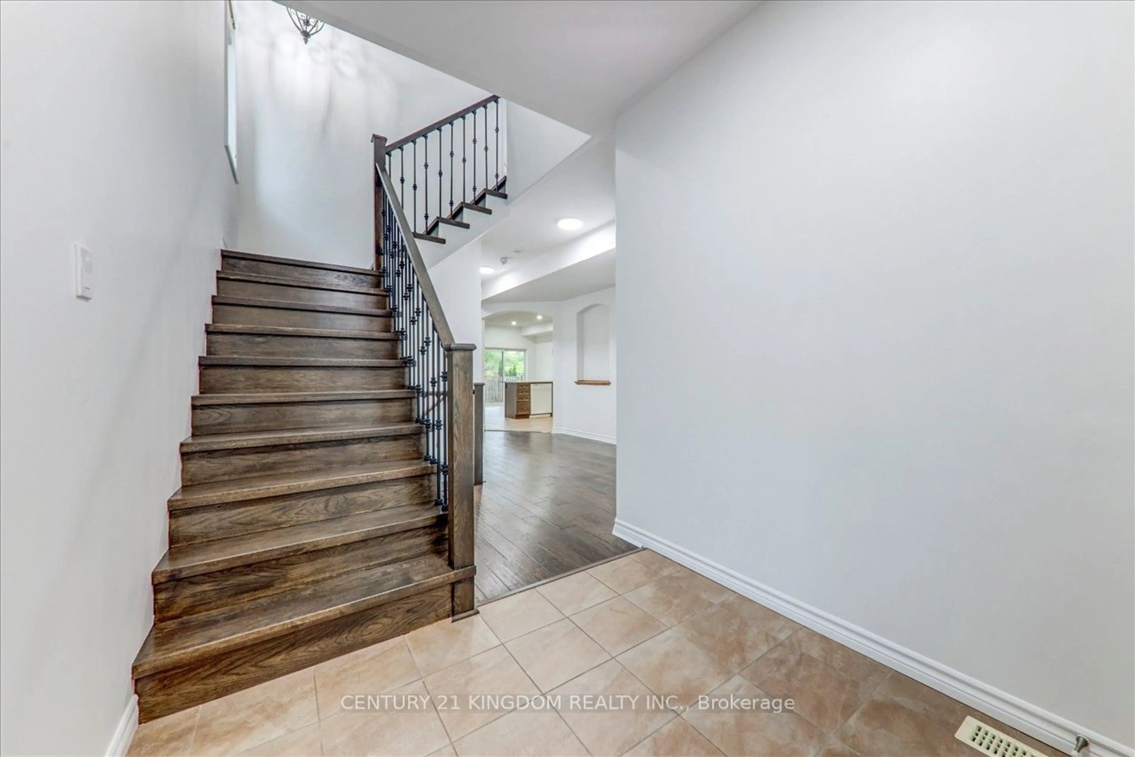 Indoor foyer for 707 Sawmill Rd, Peterborough Ontario K9L 0E8