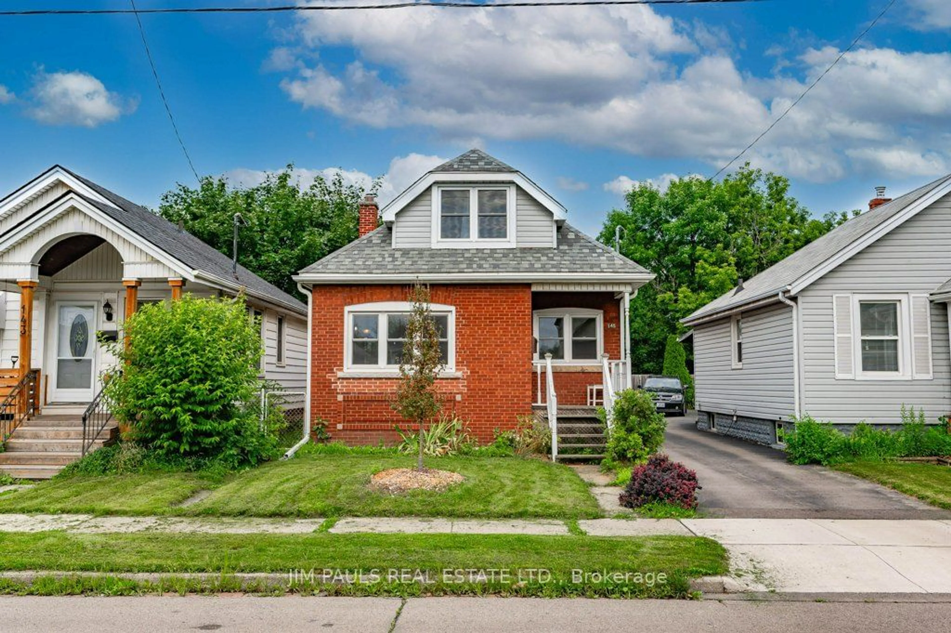 Frontside or backside of a home for 145 Weir St, Hamilton Ontario L8H 5G1