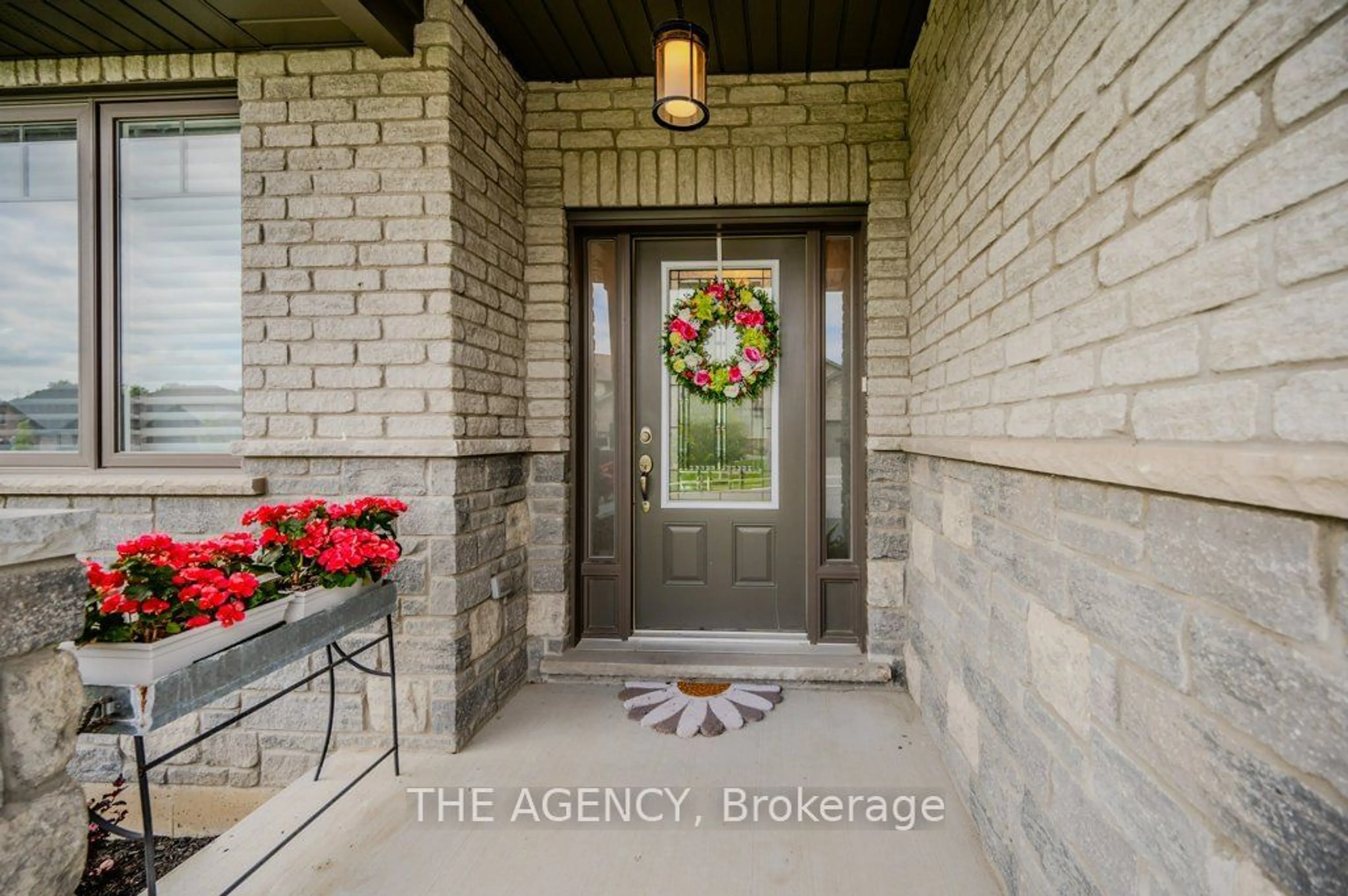 Indoor entryway for 15 Masters Lane, Brant Ontario N3L 0H3