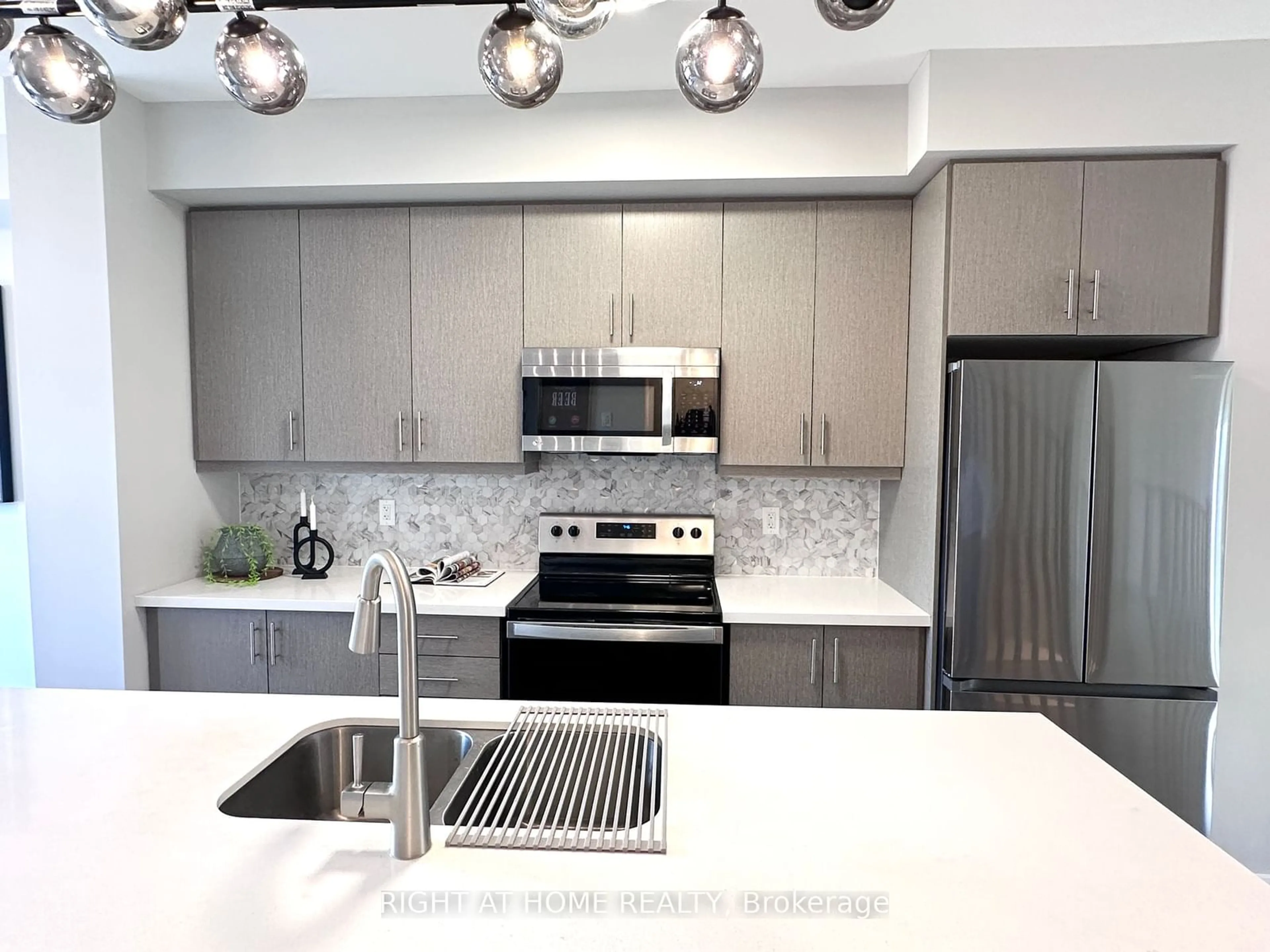 Contemporary kitchen for 527 Shaver Rd #2, Hamilton Ontario L9G 0J1