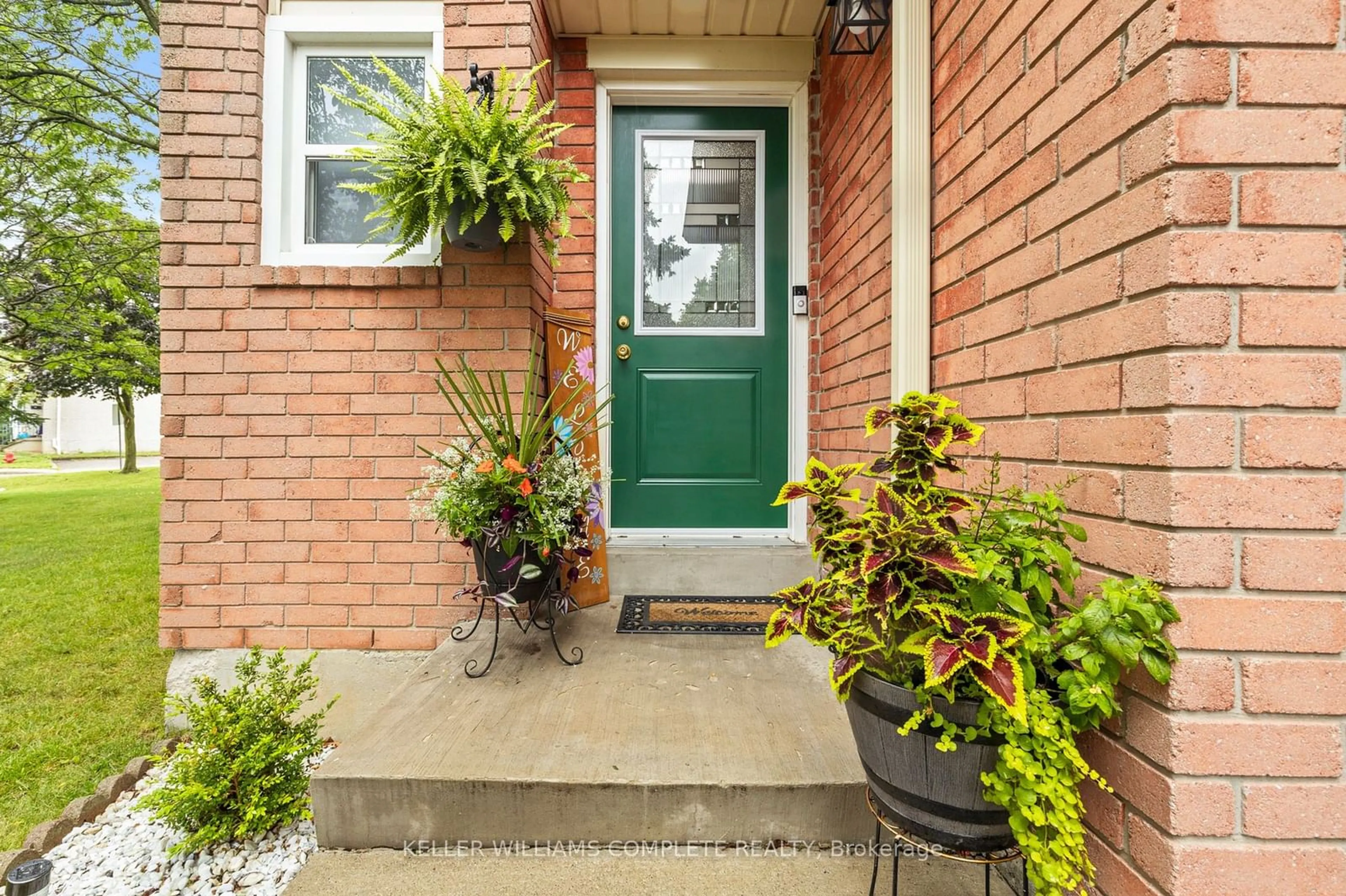 Indoor entryway for 14 Derby St #28, Hamilton Ontario L8W 3T6