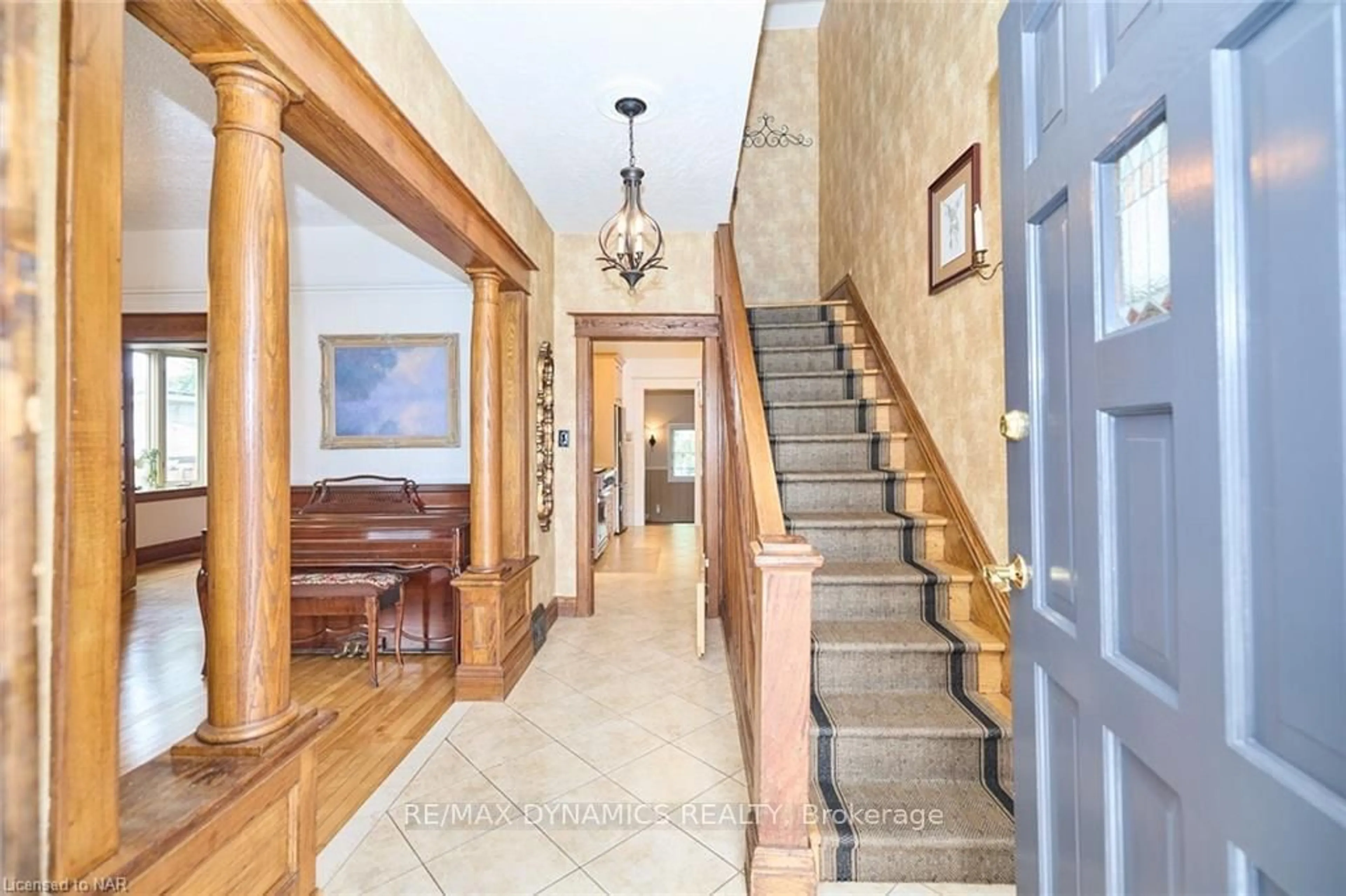 Indoor foyer for 144 Church St, Welland Ontario L3C 4N8