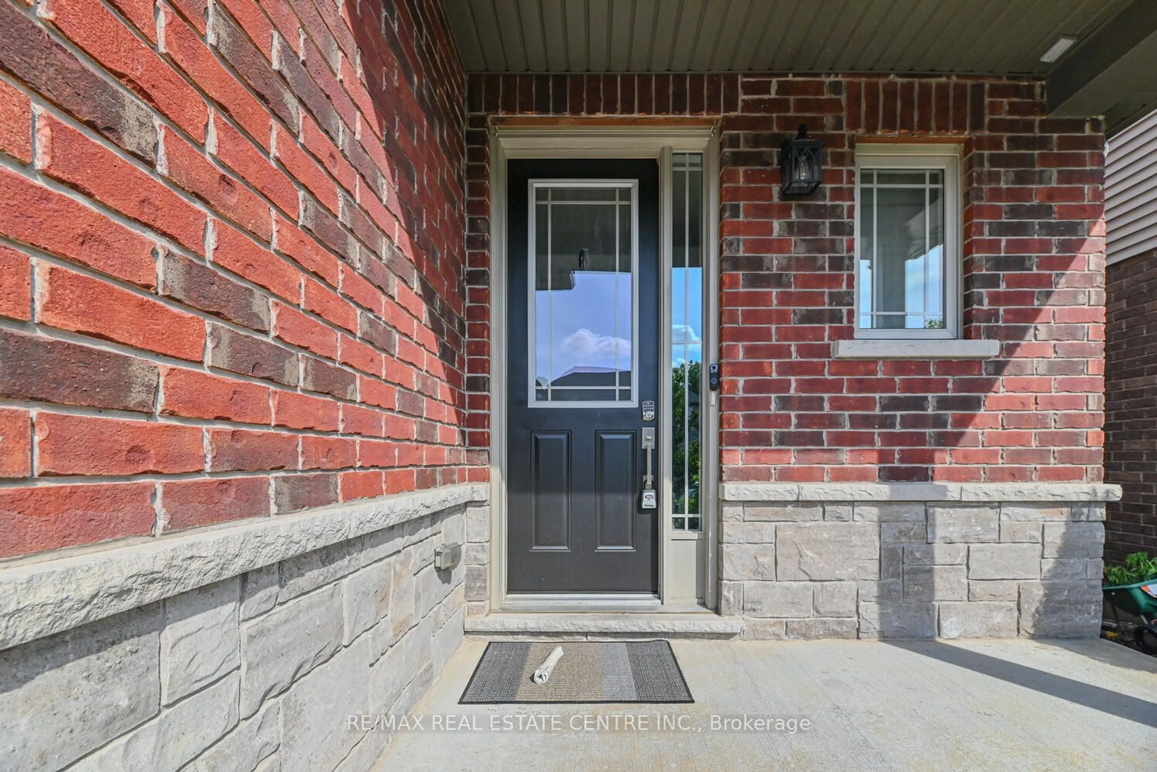 Indoor entryway for 98 Sexton Cres, Hamilton Ontario L9G 0E2