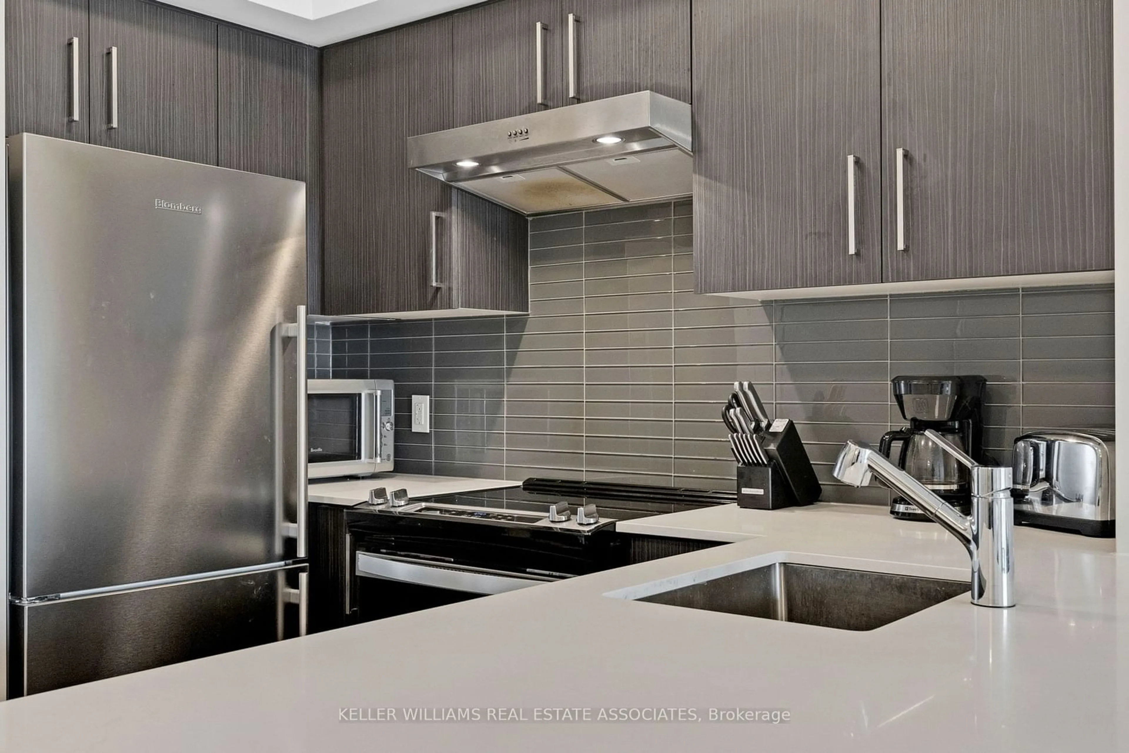 Standard kitchen for 15 Queen St #2013, Hamilton Ontario L8P 0C6