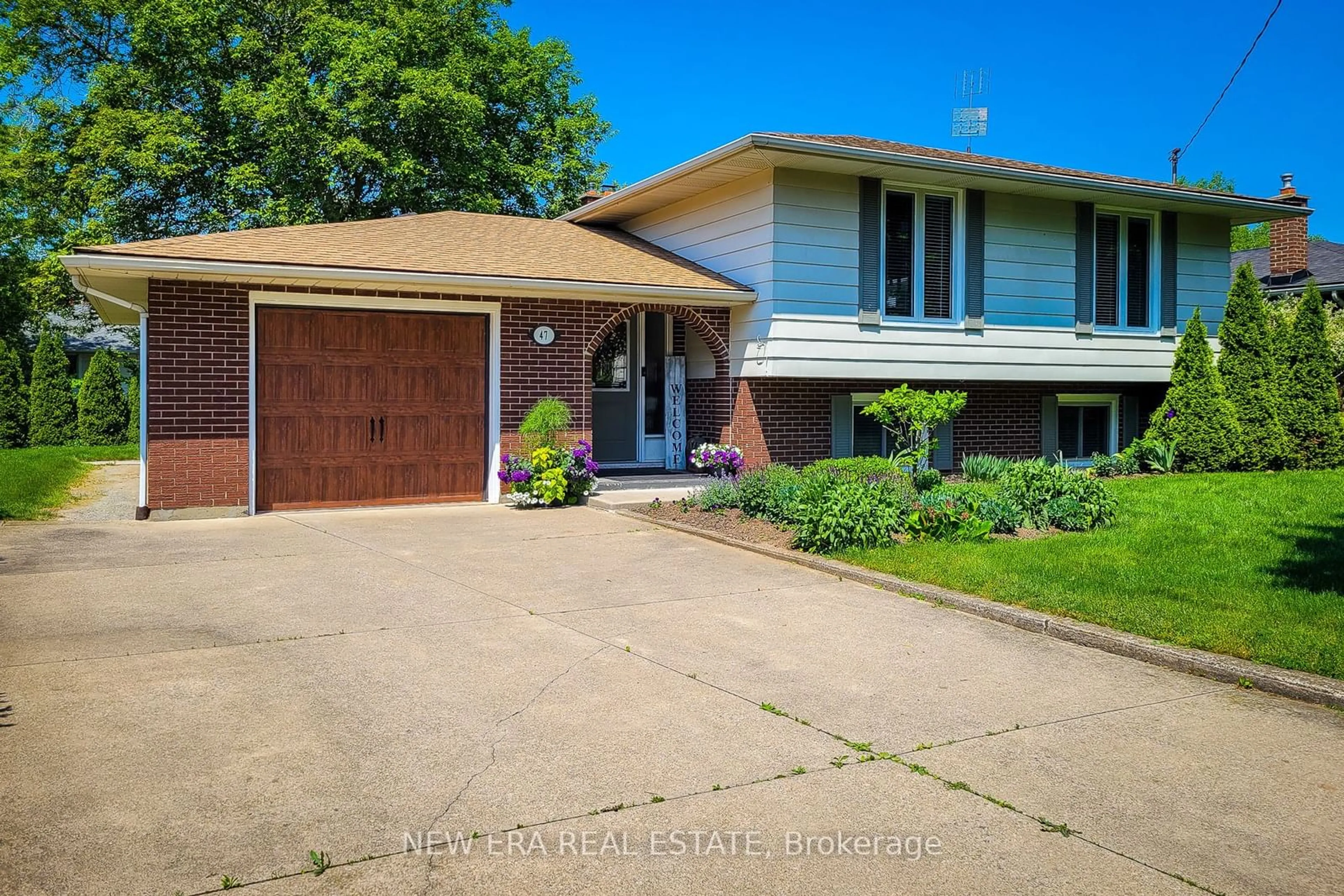 Frontside or backside of a home for 47 Monarch Park Dr, St. Catharines Ontario L2M 3K8