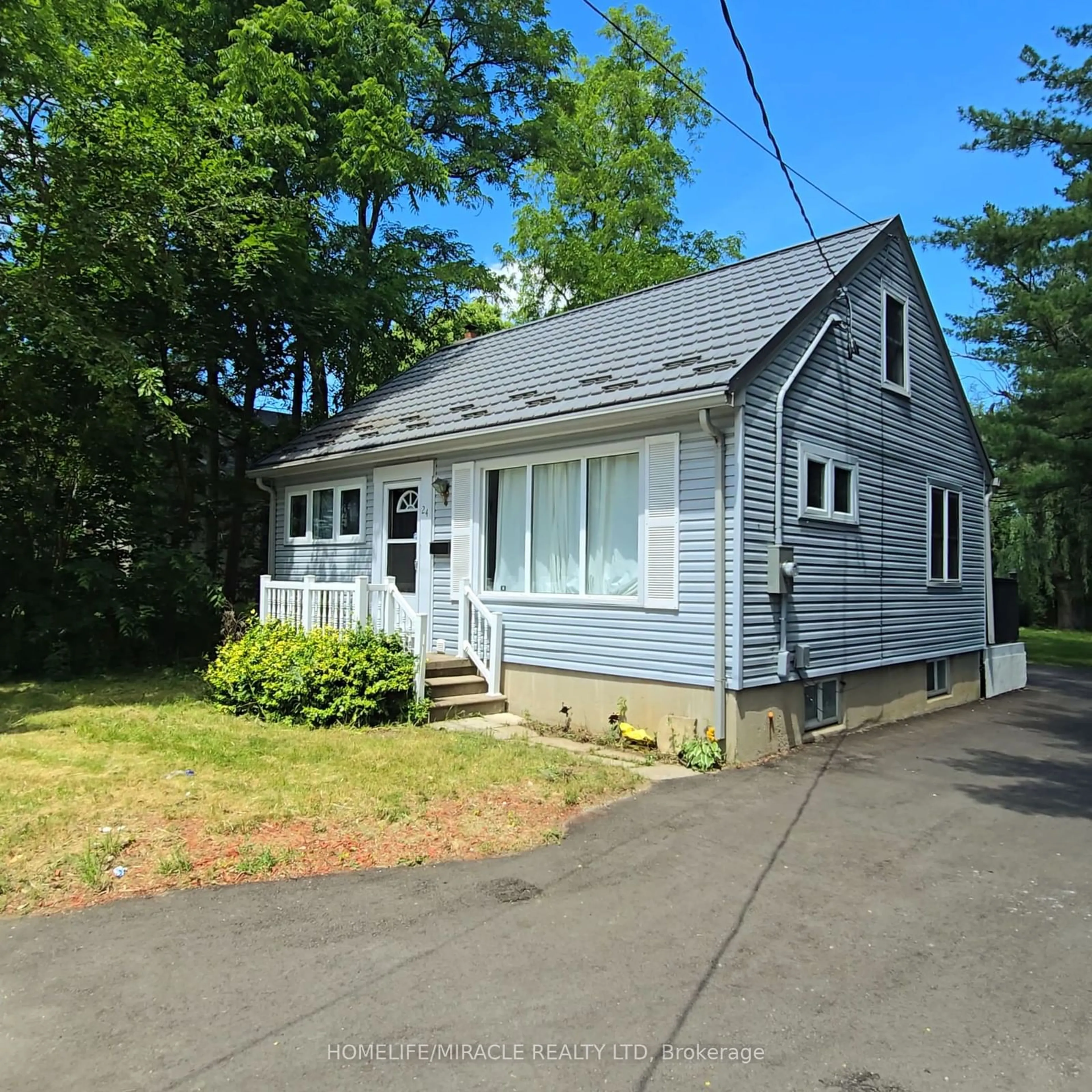 Frontside or backside of a home for 24 Fairview Crt, London Ontario N6C 2C5