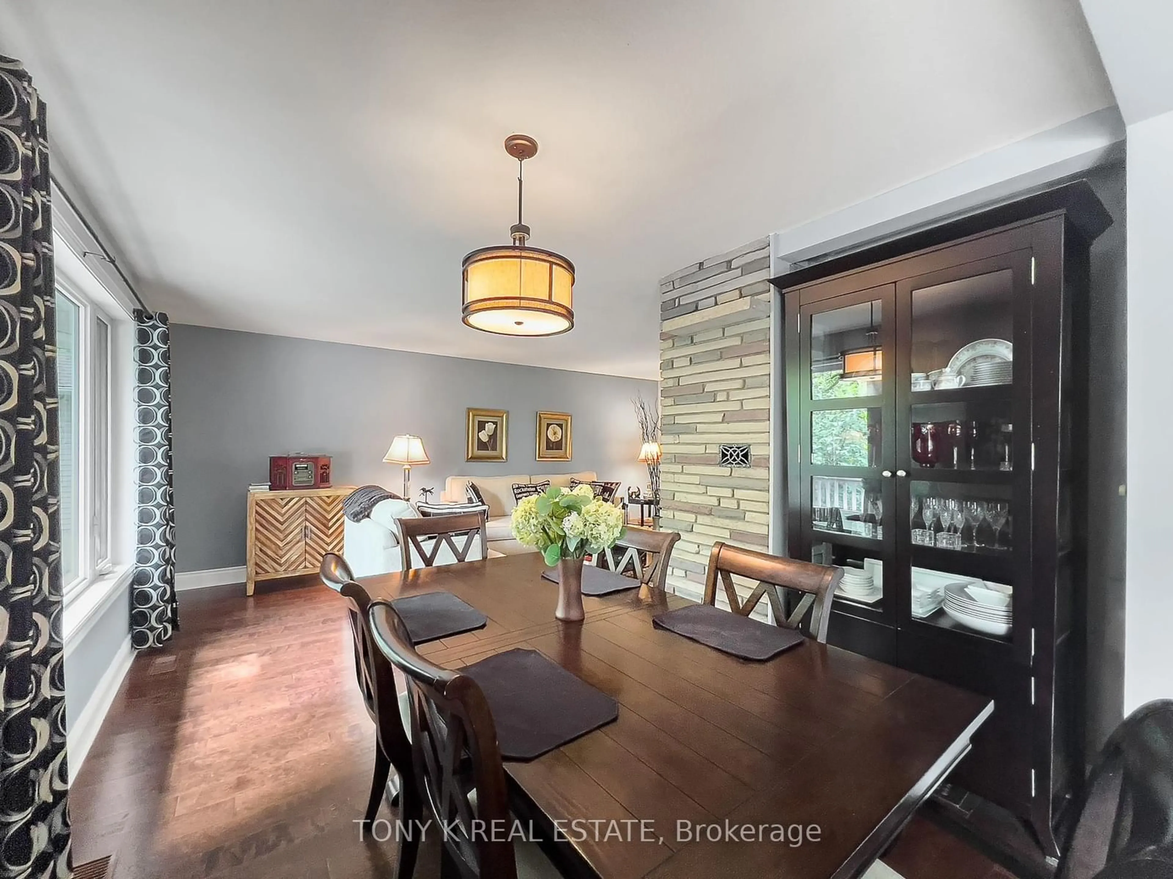 Dining room for 20 Spring Garden Blvd, St. Catharines Ontario L2N 3P6