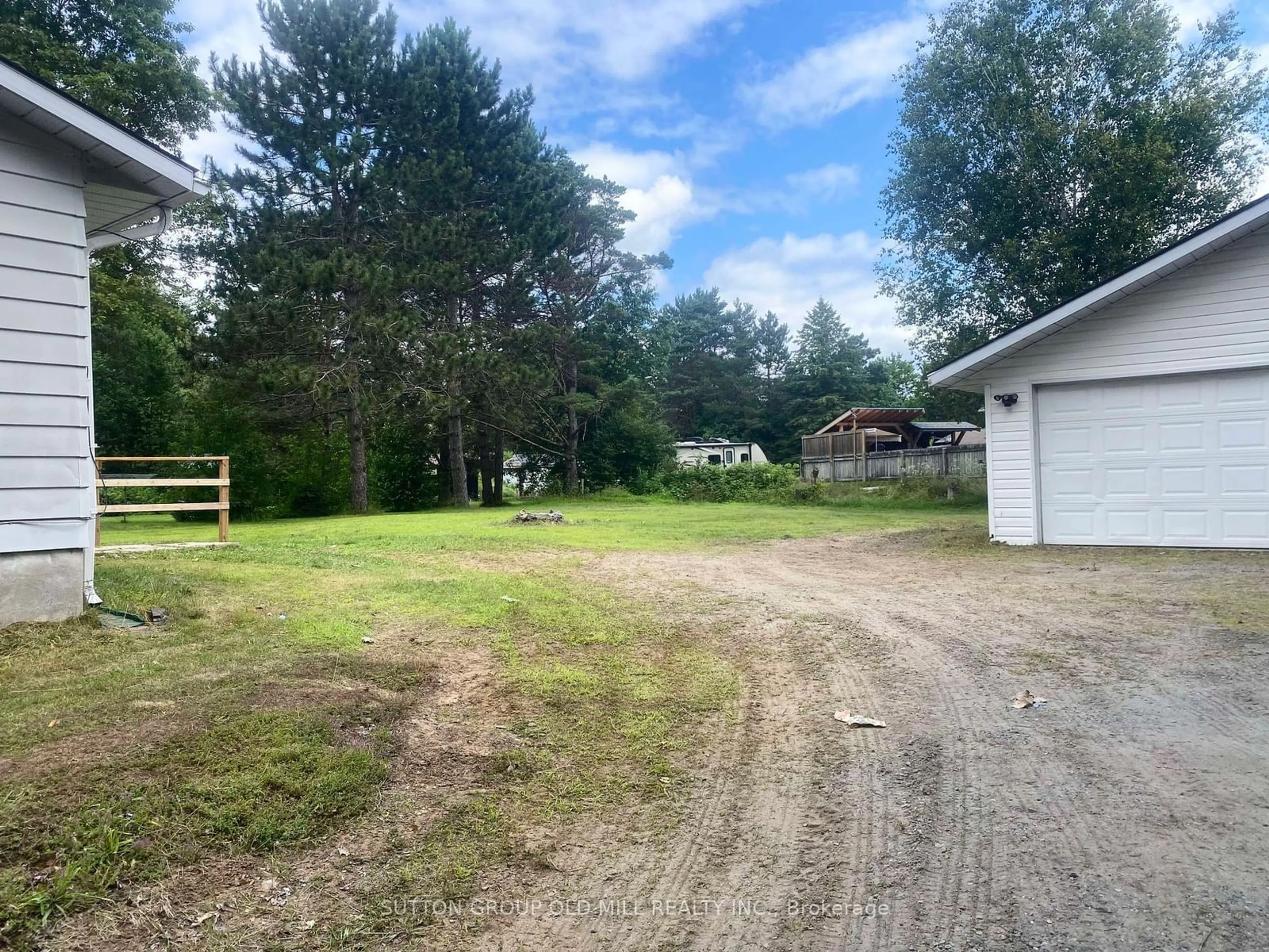 Fenced yard for 354 Ravenscliffe Rd, Huntsville Ontario P1H 1L7