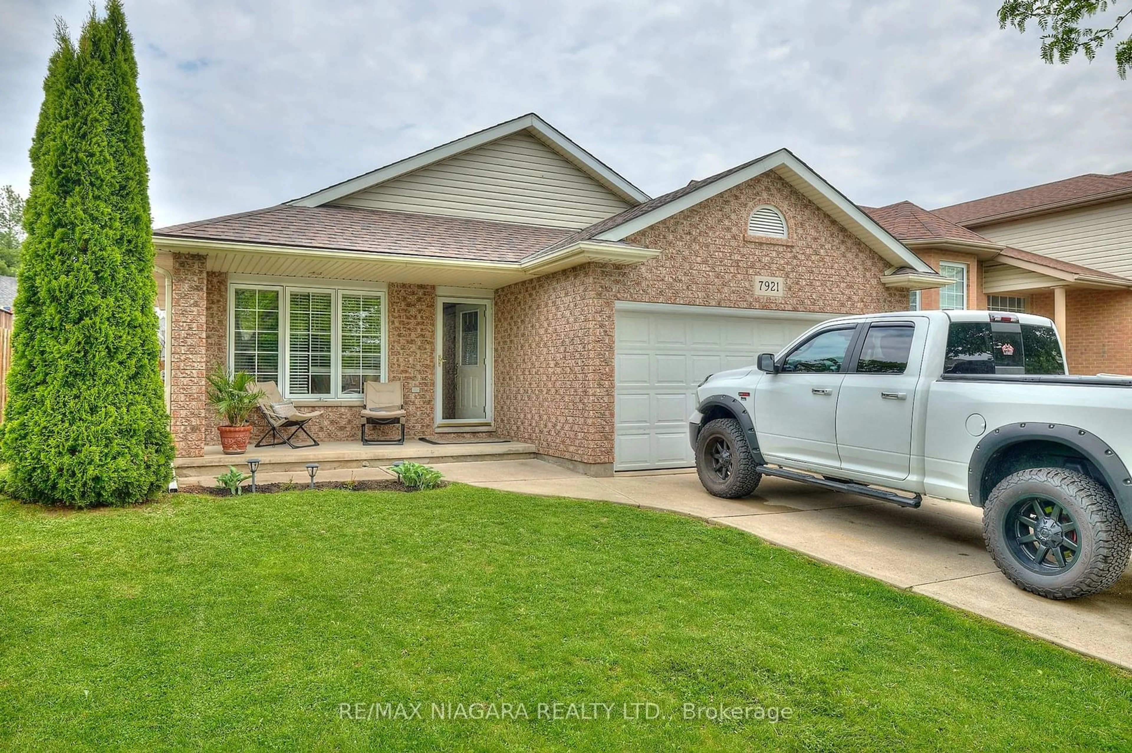 Frontside or backside of a home for 7921 Spring Blossom Dr, Niagara Falls Ontario L2H 3J3