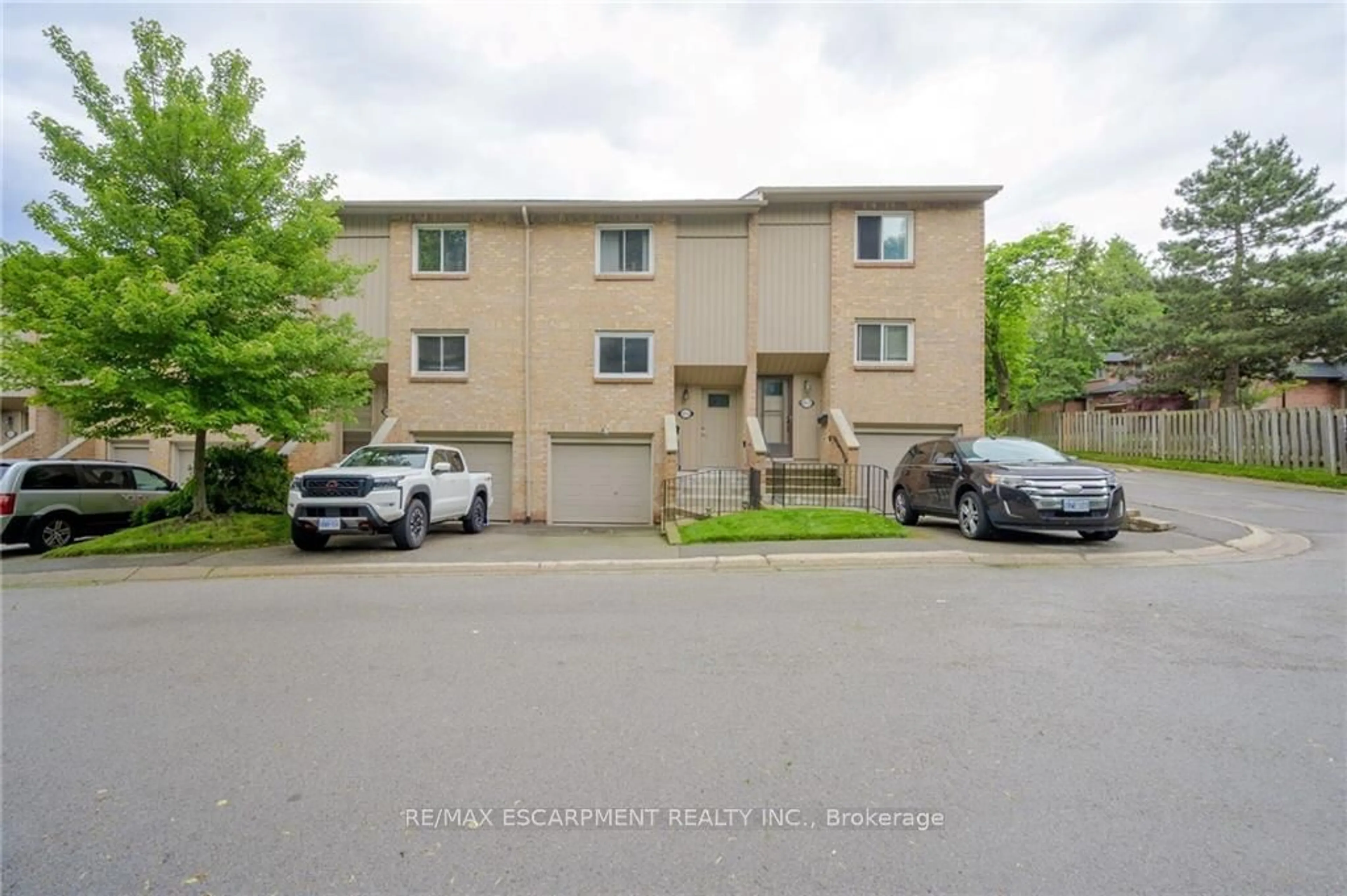 A pic from exterior of the house or condo for 63 FONTHILL Rd #6, Hamilton Ontario L9C 6T1