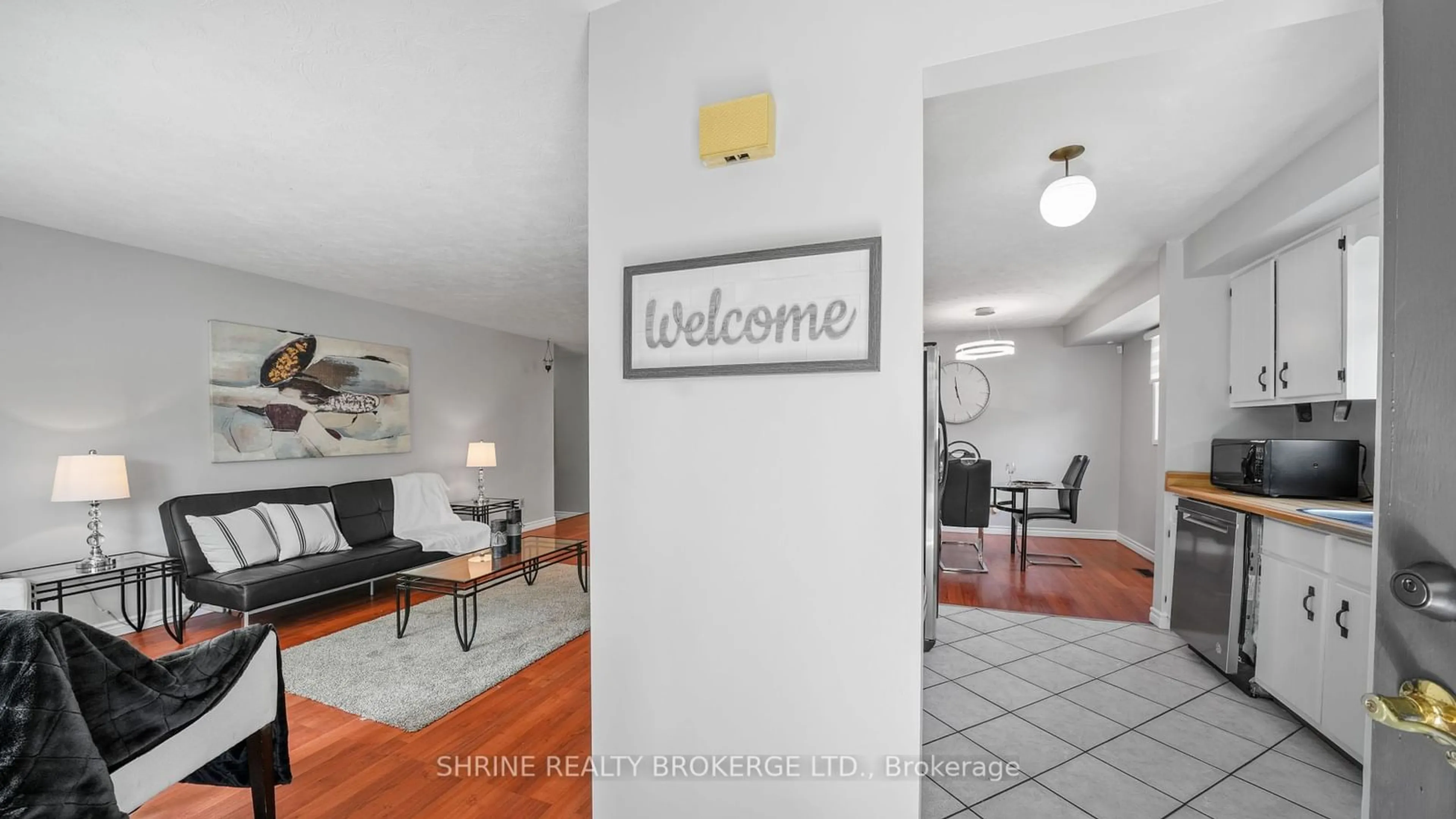 Indoor foyer for 8 Poplar Cres, London Ontario N6E 2N4