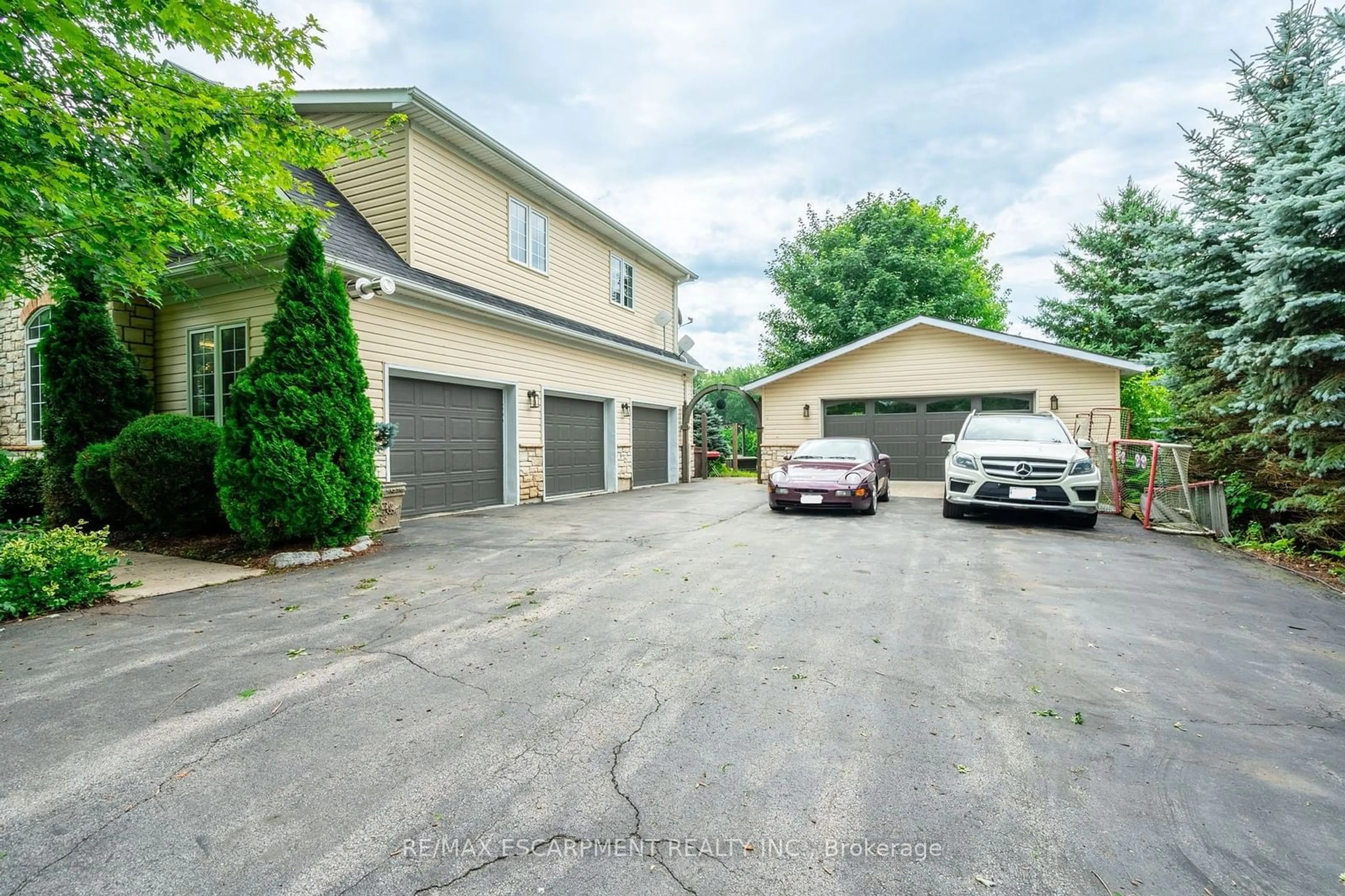 A pic from exterior of the house or condo for 128 Carlisle Rd, Hamilton Ontario L8B 0Z8