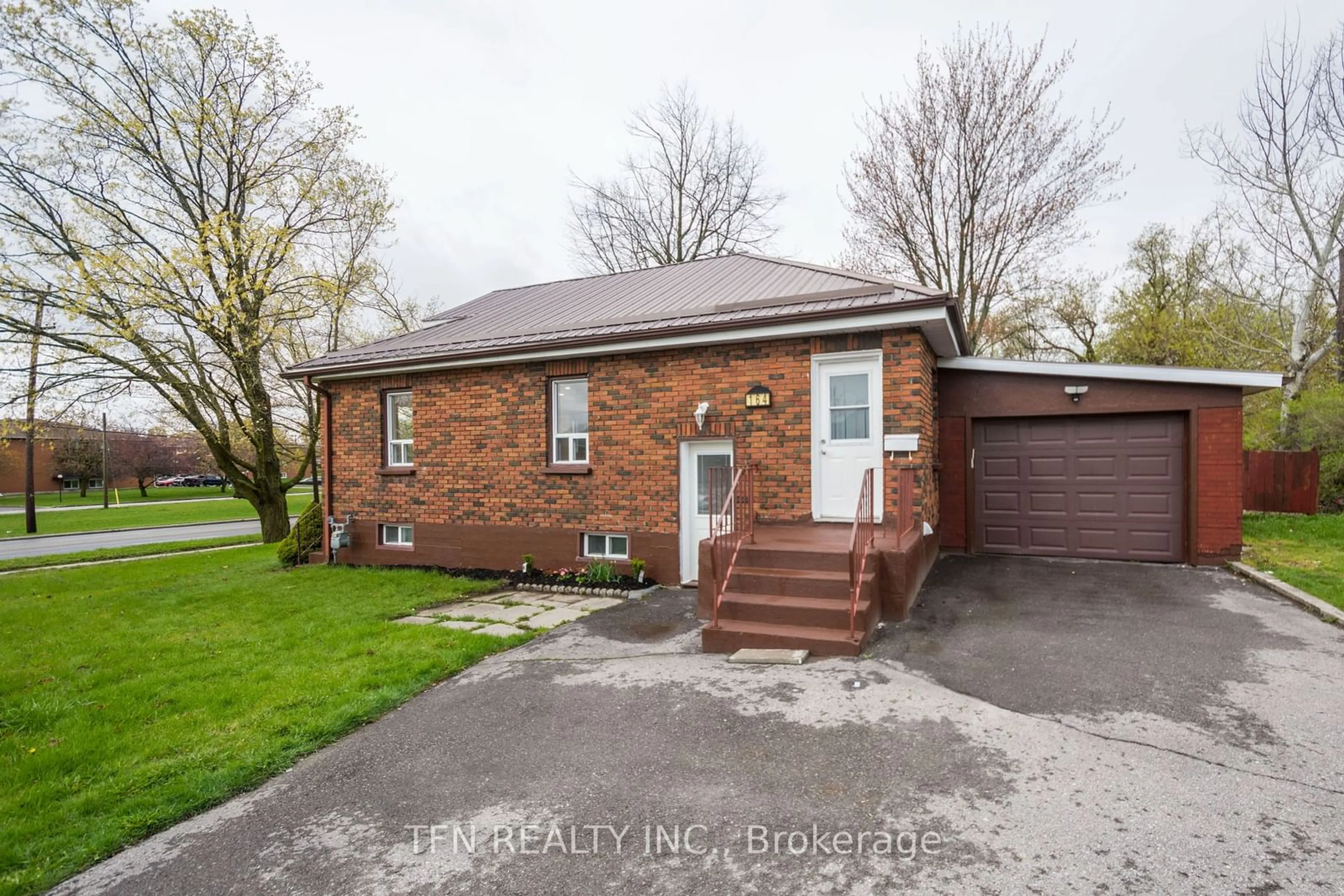 Frontside or backside of a home for 164 Dixon Dr, Quinte West Ontario K8V 1X2