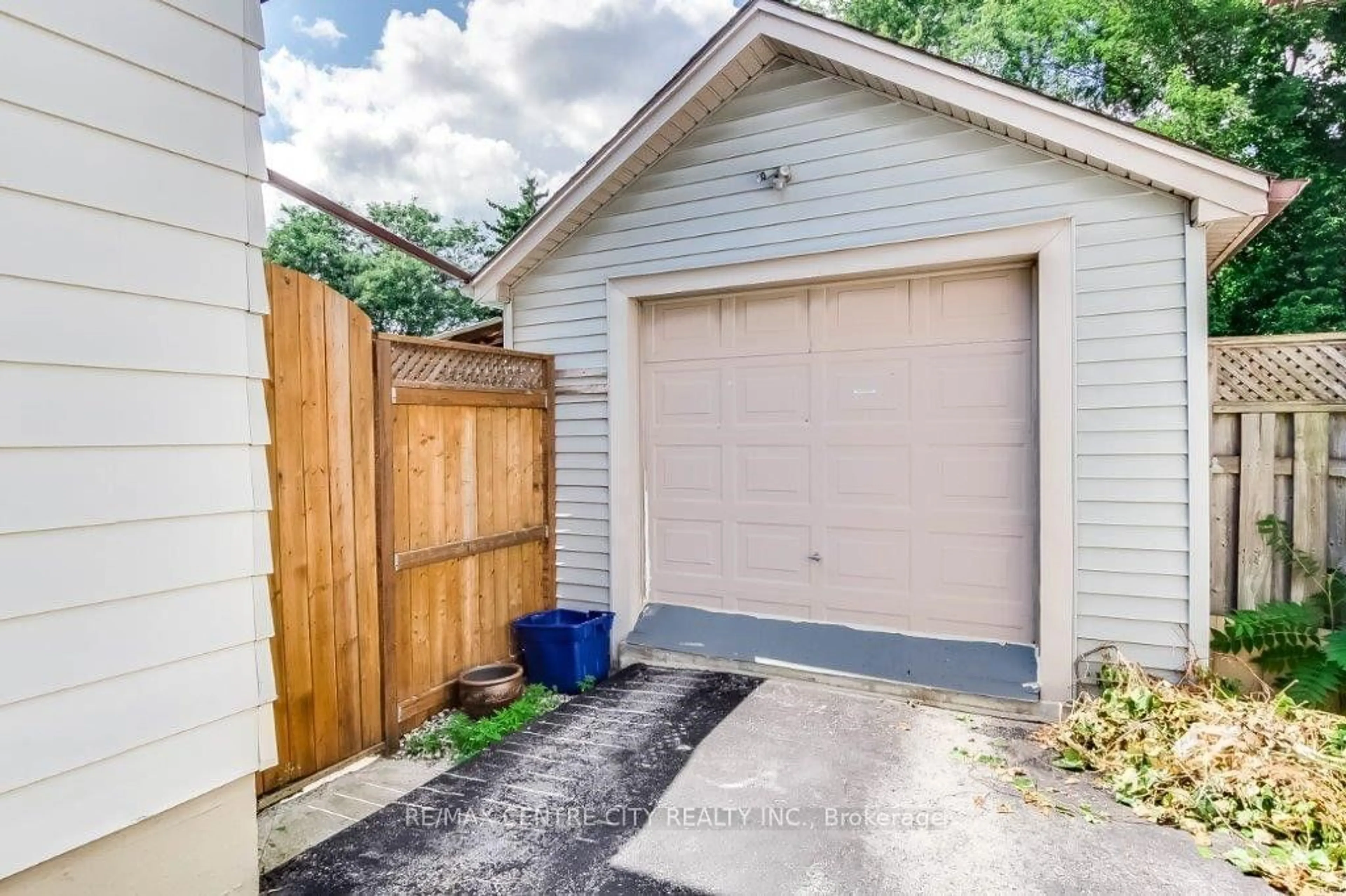 Indoor garage for 1190 Albany St, London Ontario N5W 3L7