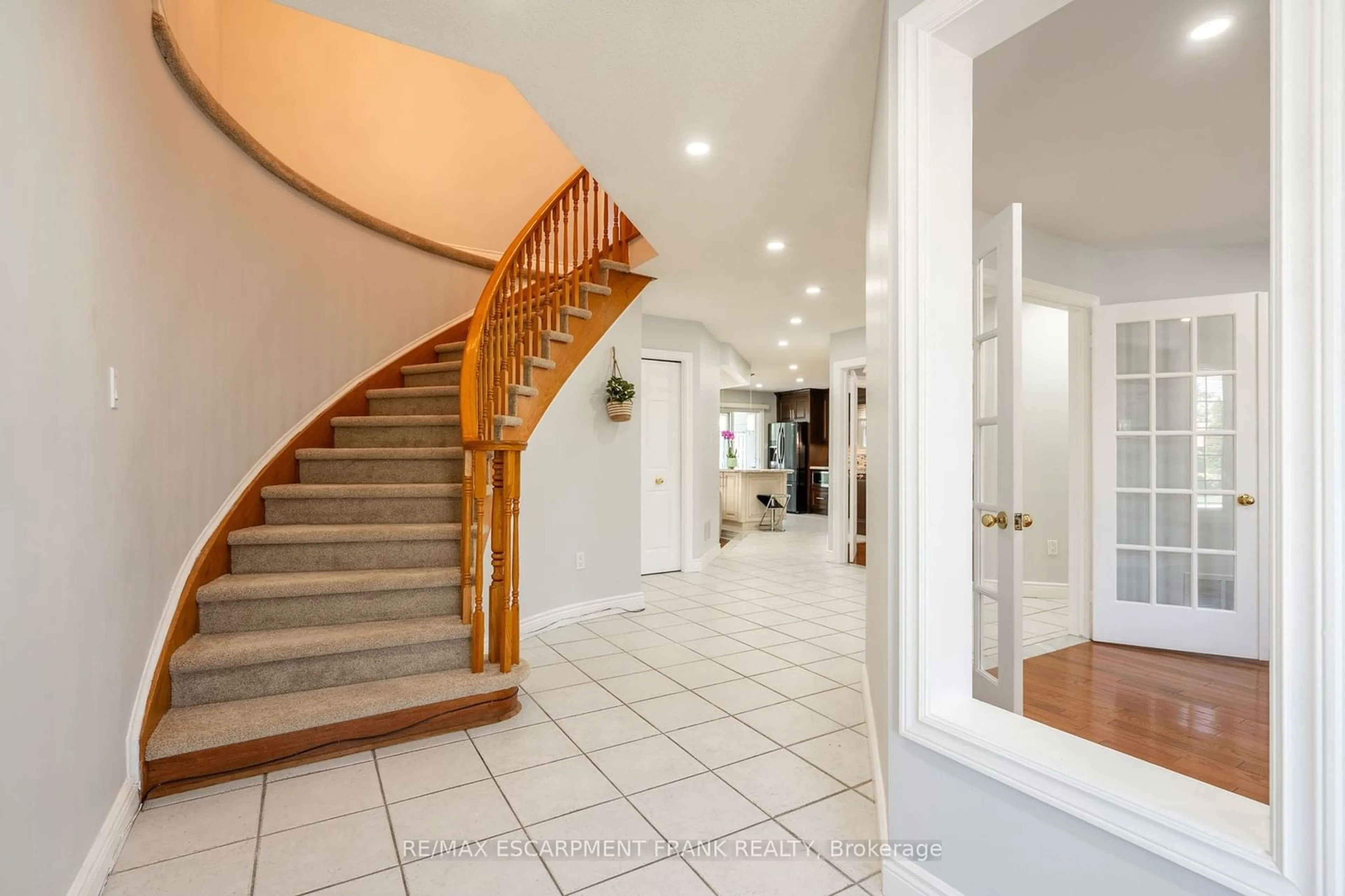 Indoor foyer for 334 Greencedar Dr, Hamilton Ontario L9C 7K6