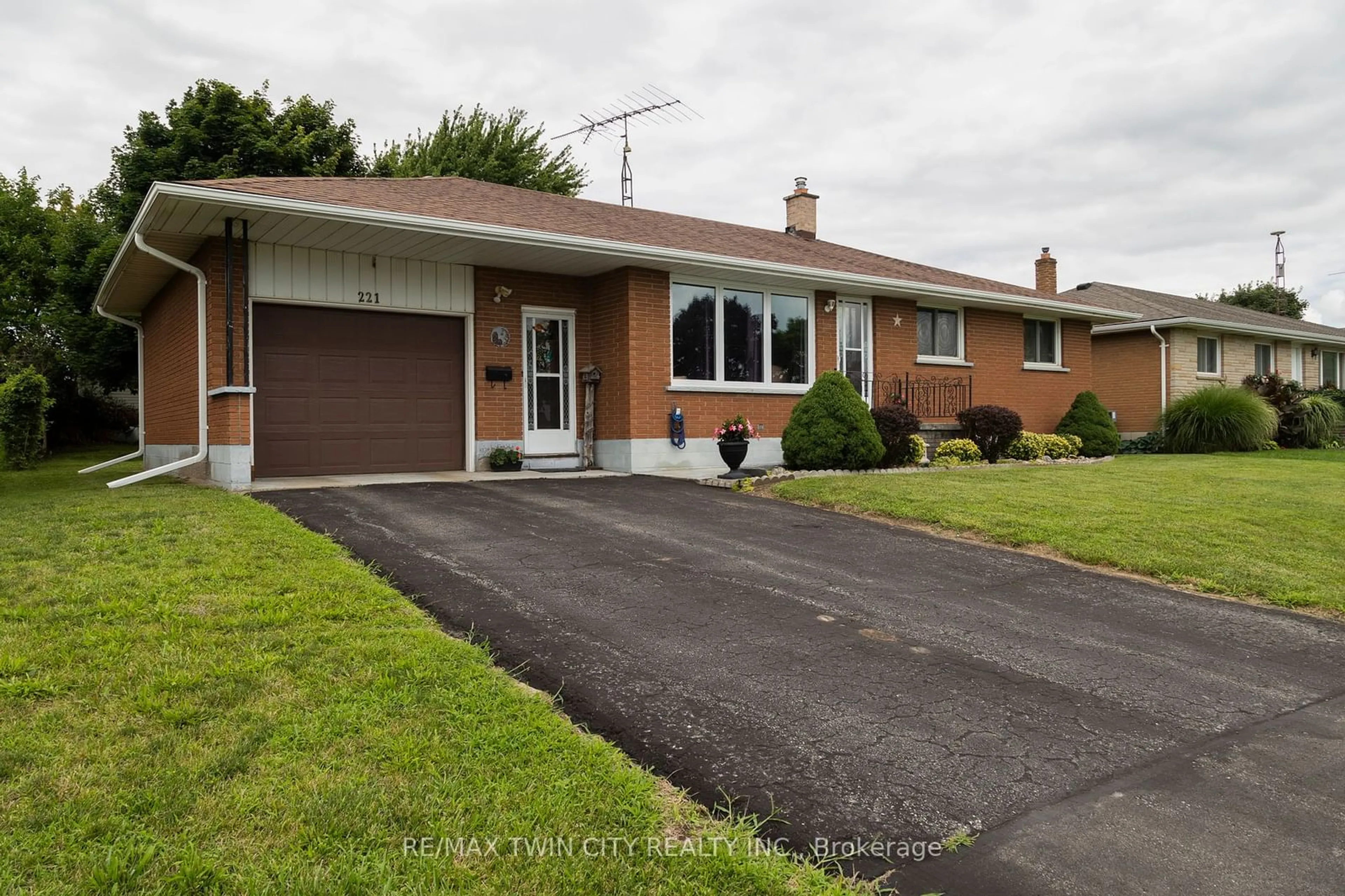 Frontside or backside of a home for 221 ARGYLE Ave, Norfolk Ontario N4B 1J8