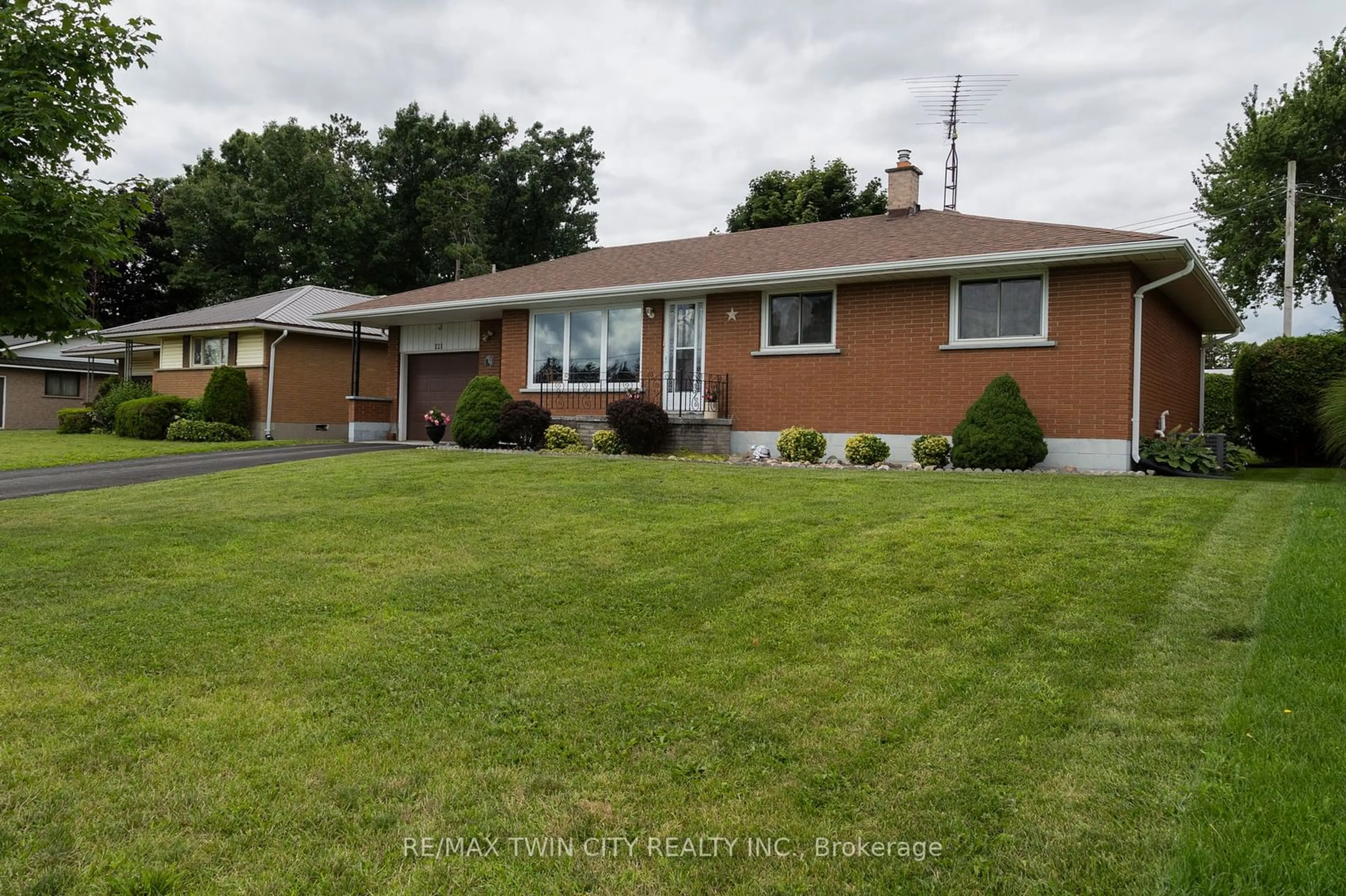 Frontside or backside of a home for 221 ARGYLE Ave, Norfolk Ontario N4B 1J8