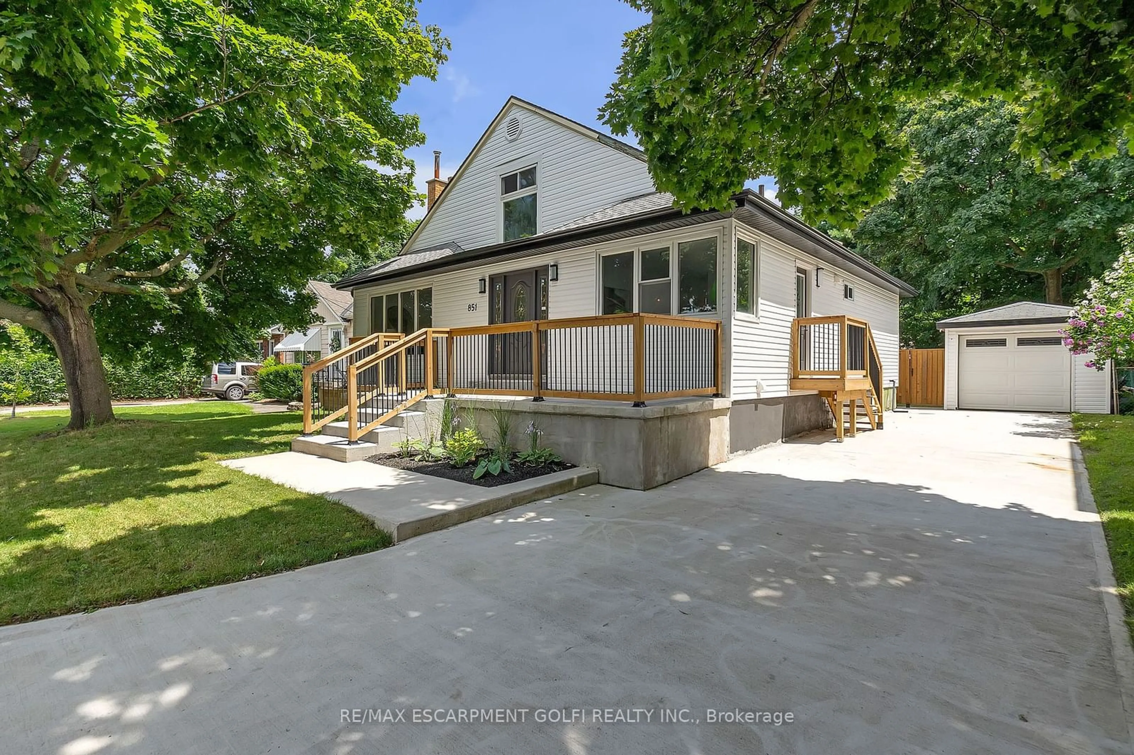 Frontside or backside of a home for 851 Garth St, Hamilton Ontario L9C 4K7