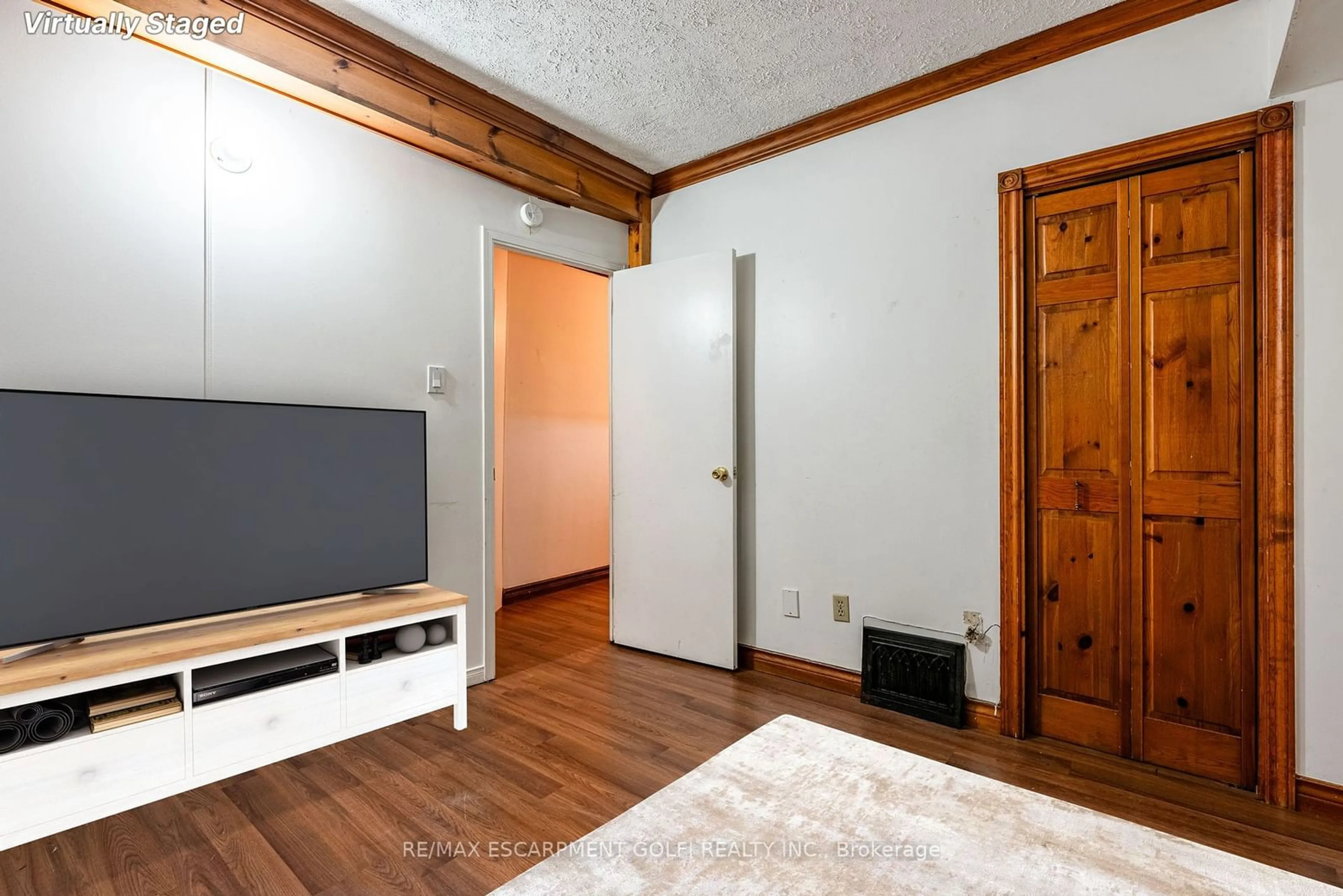 A pic of a room, wood floors for 70 Ward Ave, Hamilton Ontario L8S 2E9