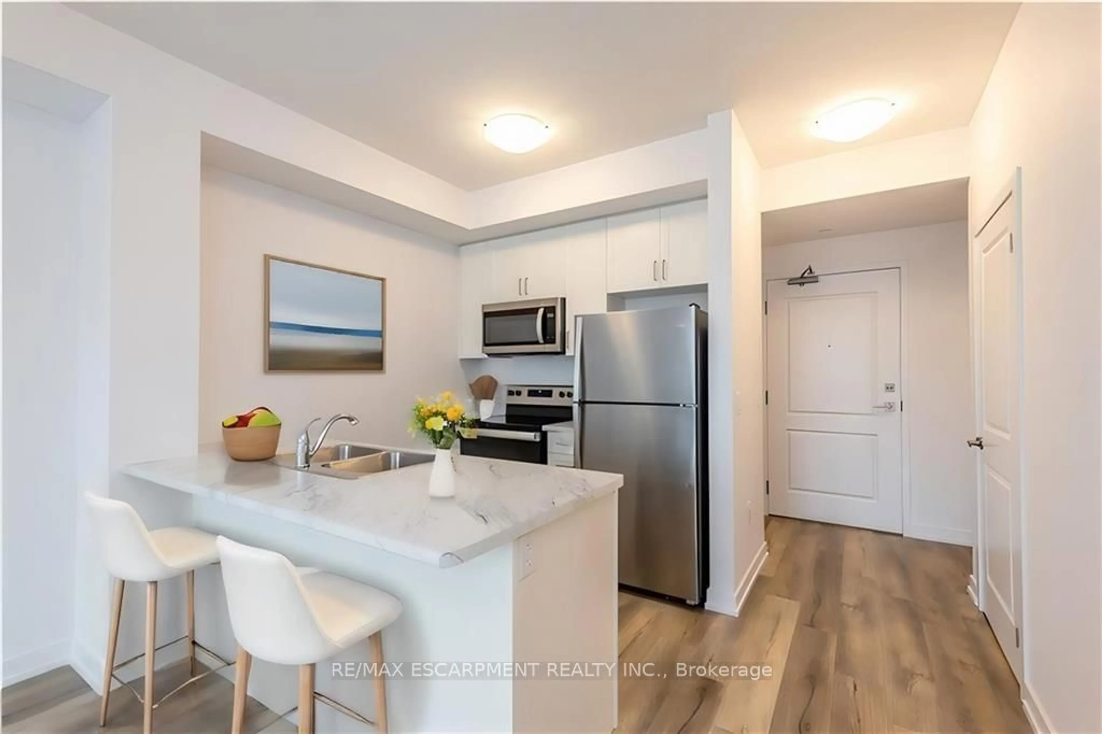 Standard kitchen for 5055 Greenlane Rd #417, Lincoln Ontario L0R 1B3