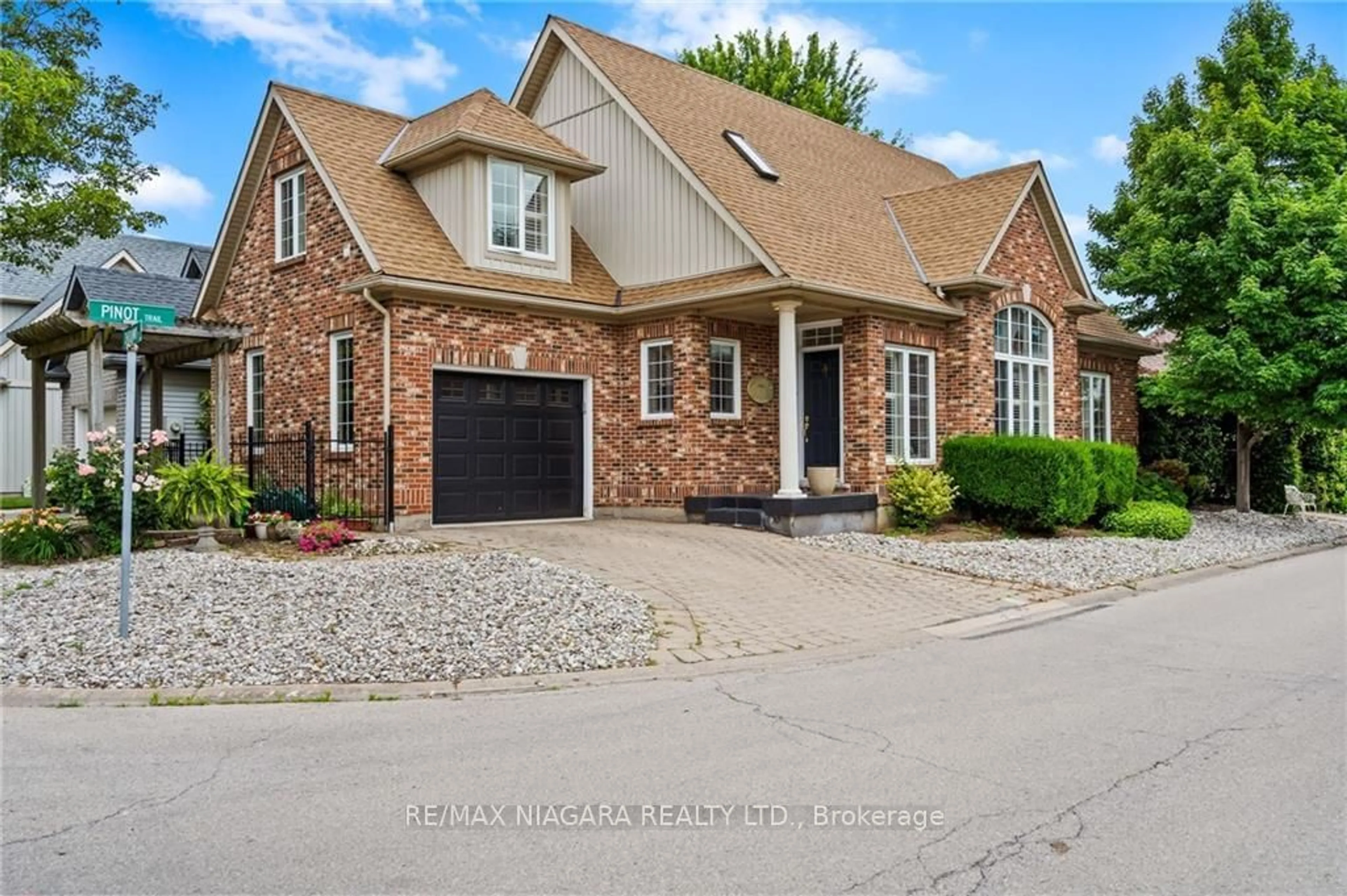 Home with brick exterior material for 2 Chardonnay Pl, Niagara-on-the-Lake Ontario L0S 1T0