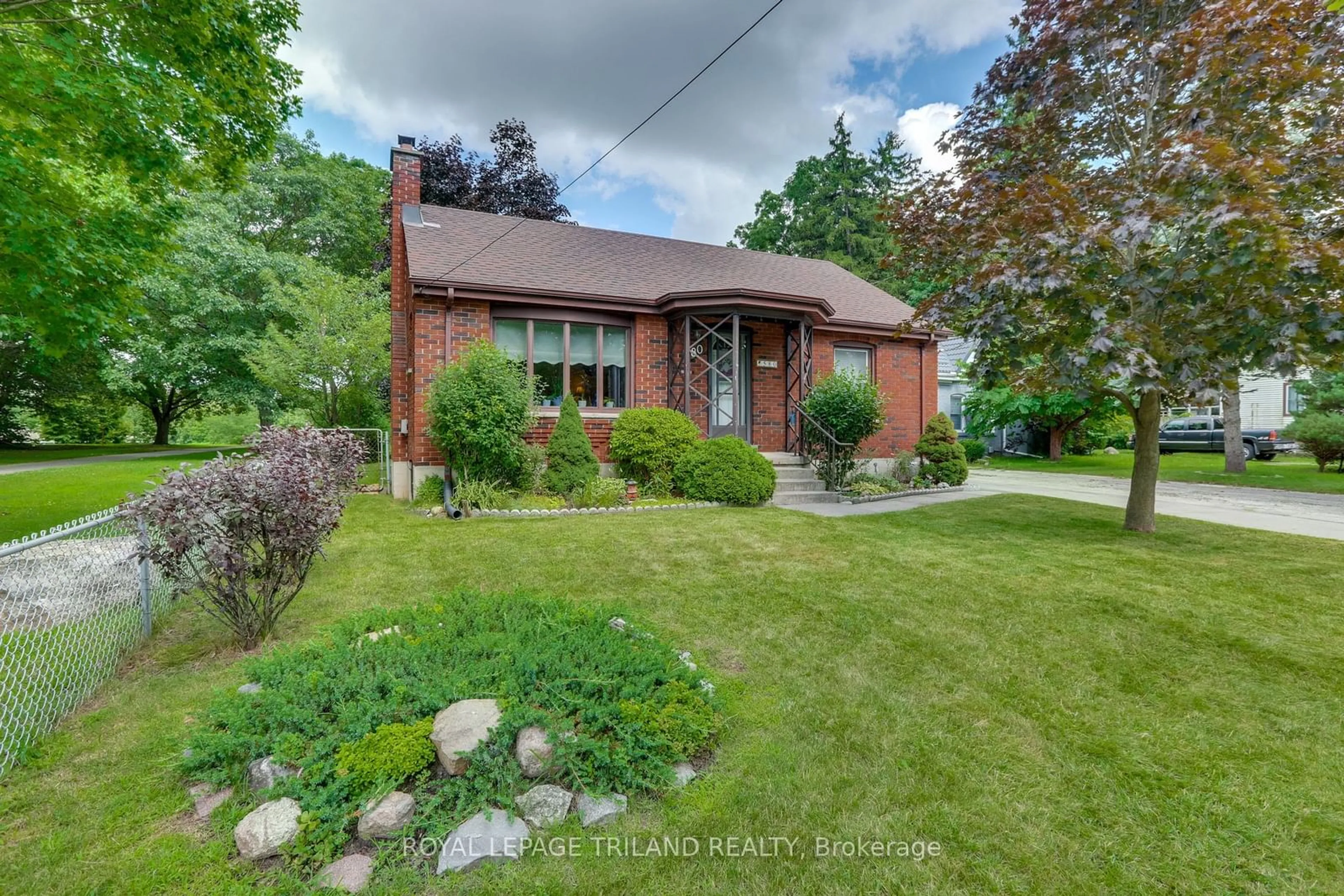 Frontside or backside of a home for 580 Hale St, London Ontario N5W 1H4