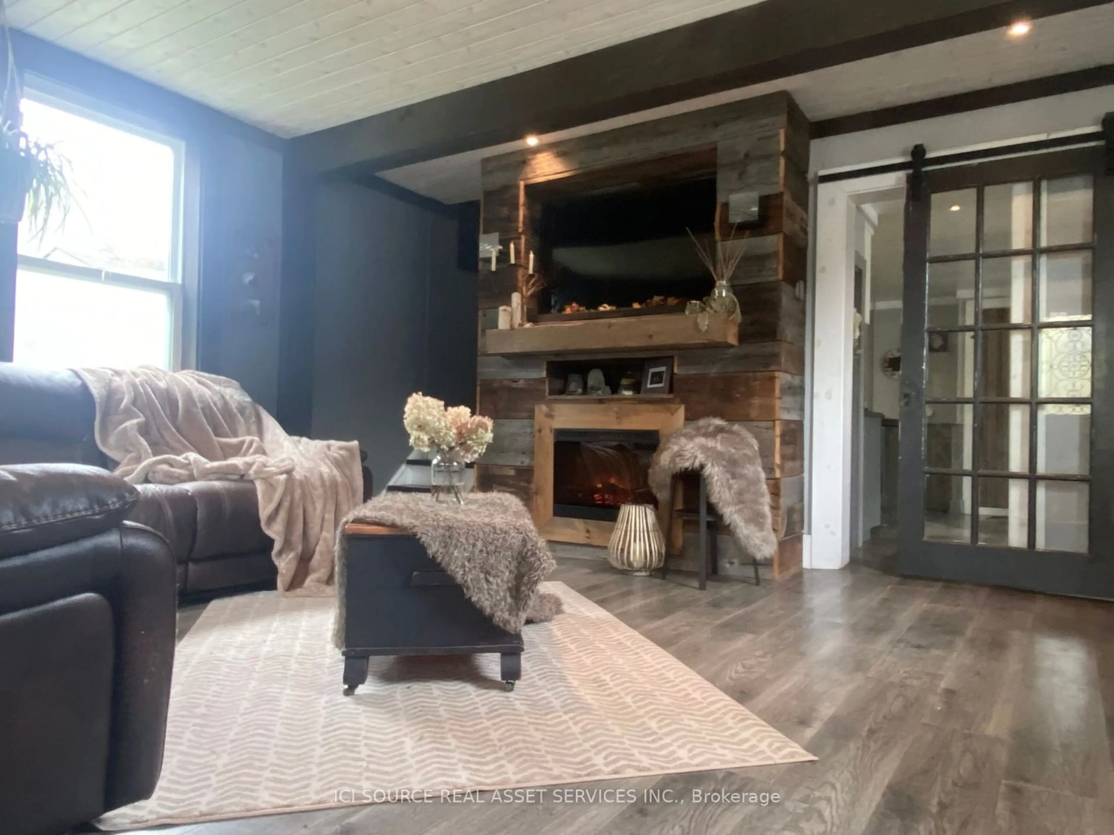 Living room for 132 Muskoka Rd, Bracebridge Ontario P1L 1H6