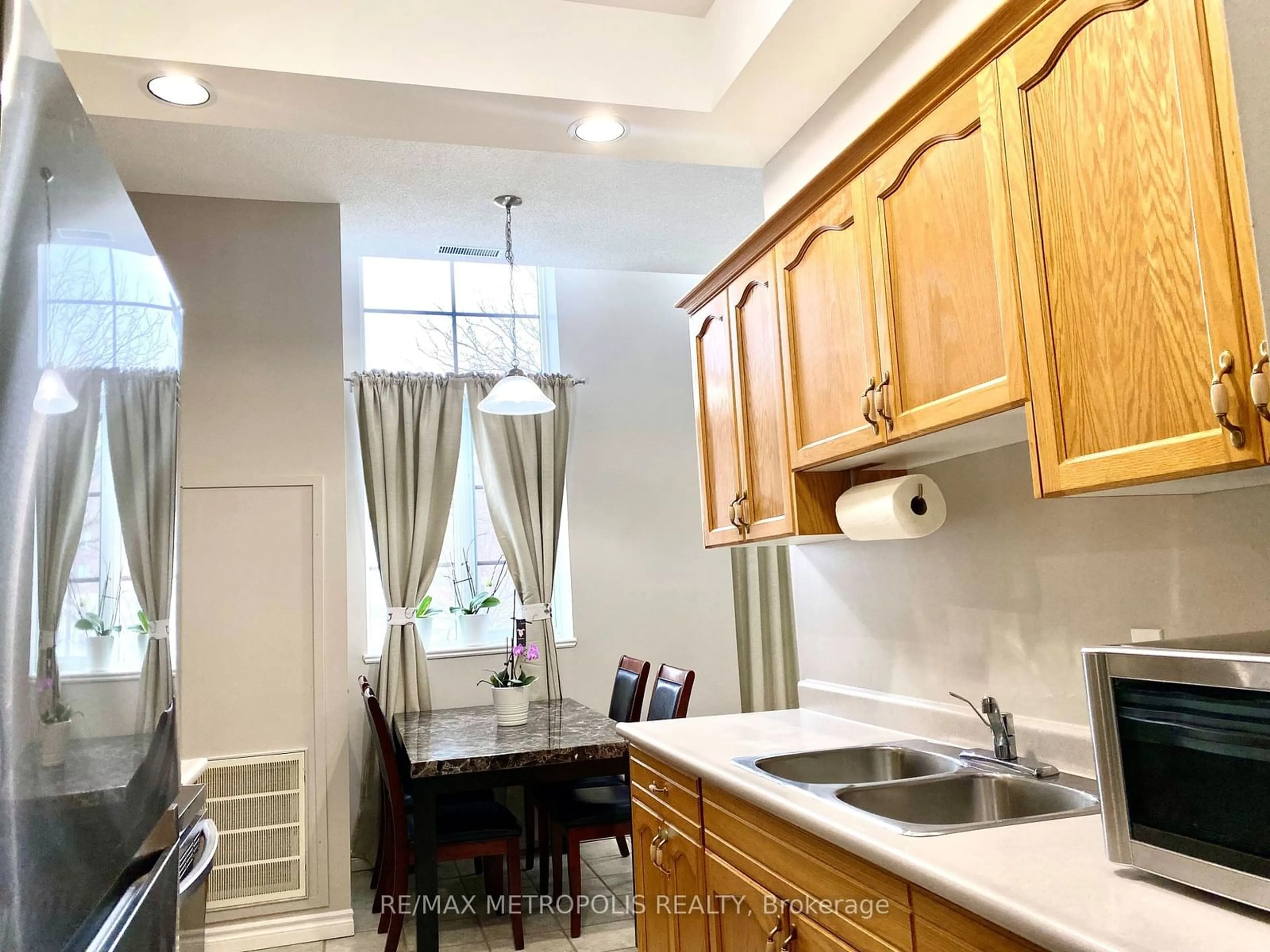 Standard kitchen for 262 Dundas St #210, Hamilton Ontario L8B 1A9