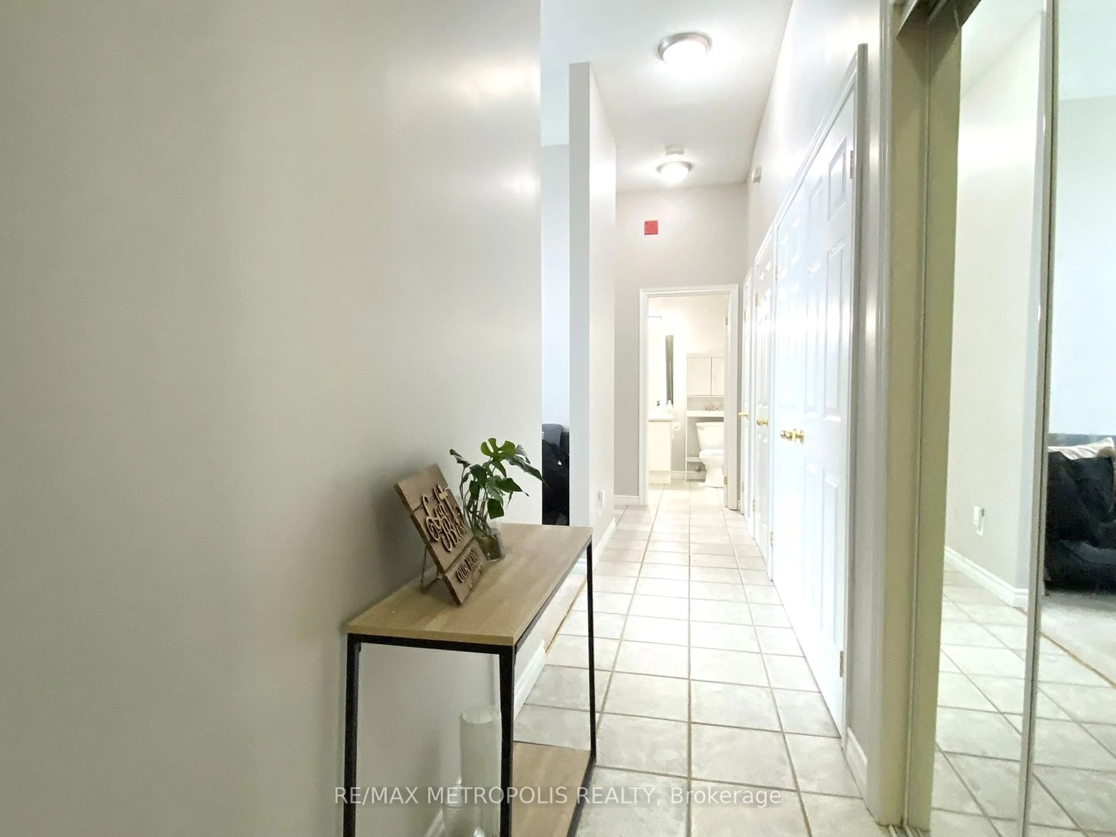 Indoor entryway for 262 Dundas St #210, Hamilton Ontario L8B 1A9