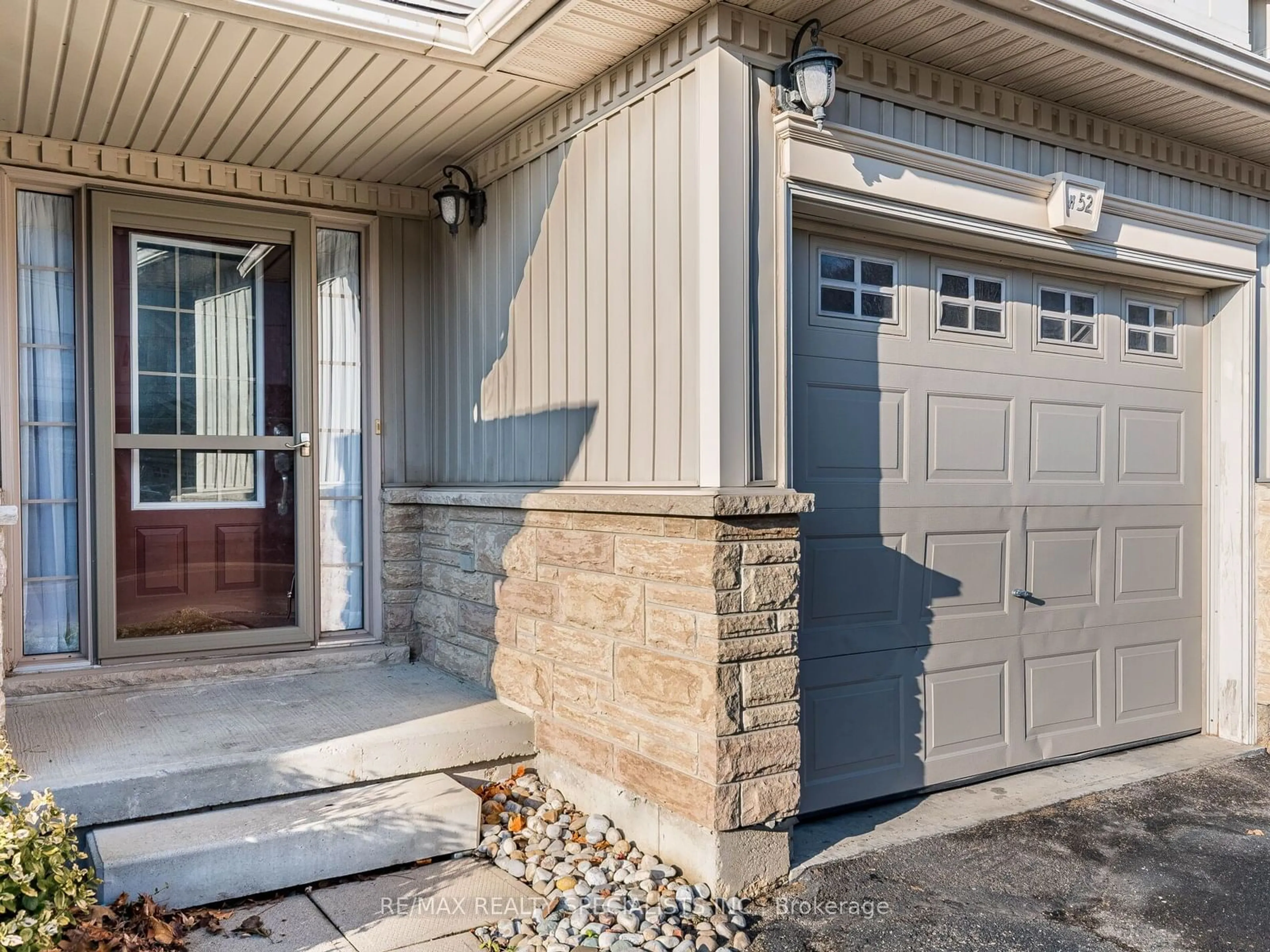 Indoor entryway for 175 David Bergey Dr #H-52, Kitchener Ontario N2E 4H6