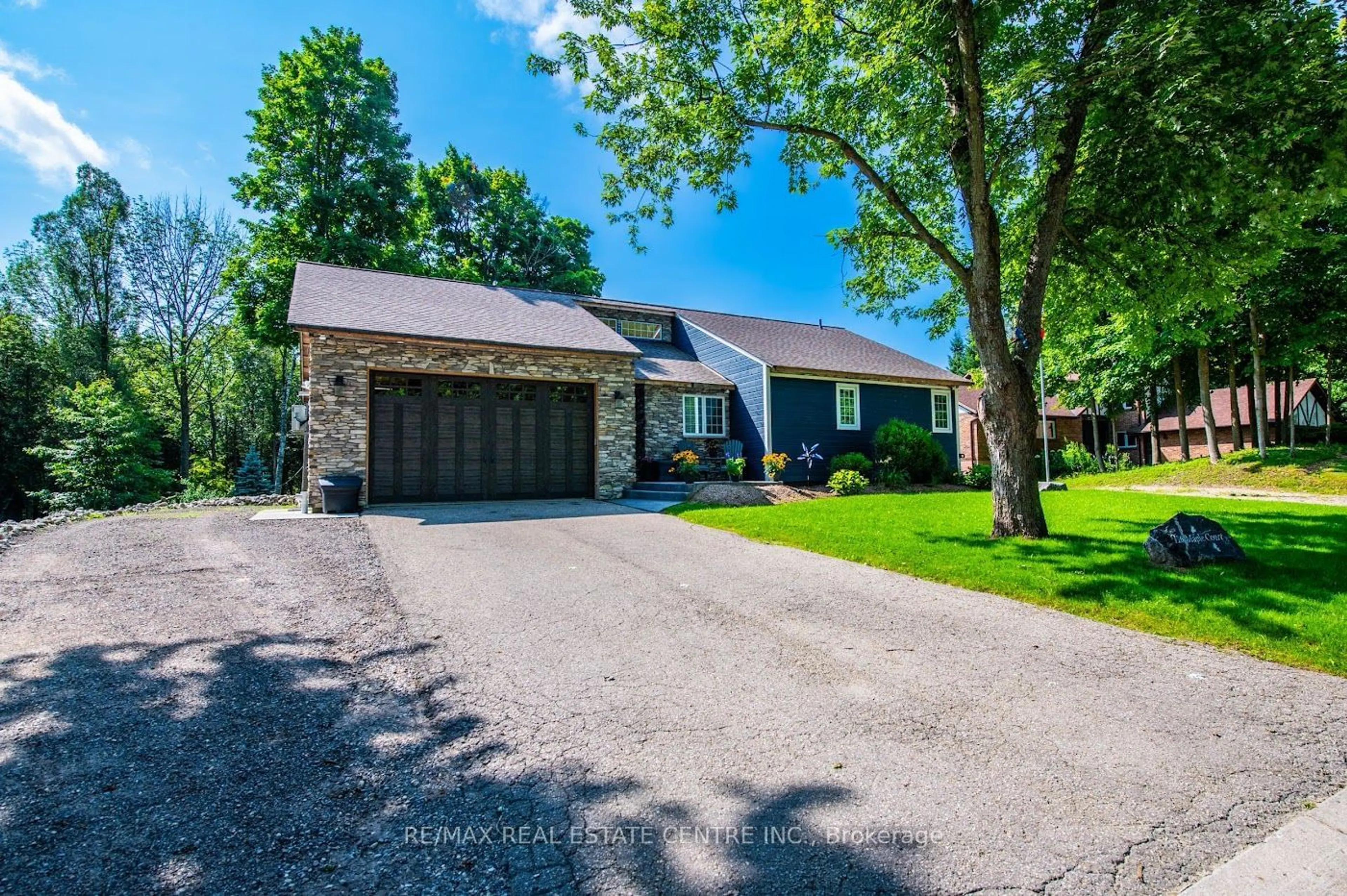 Frontside or backside of a home for 126 Maple Crt, Shelburne Ontario L0N 1S1